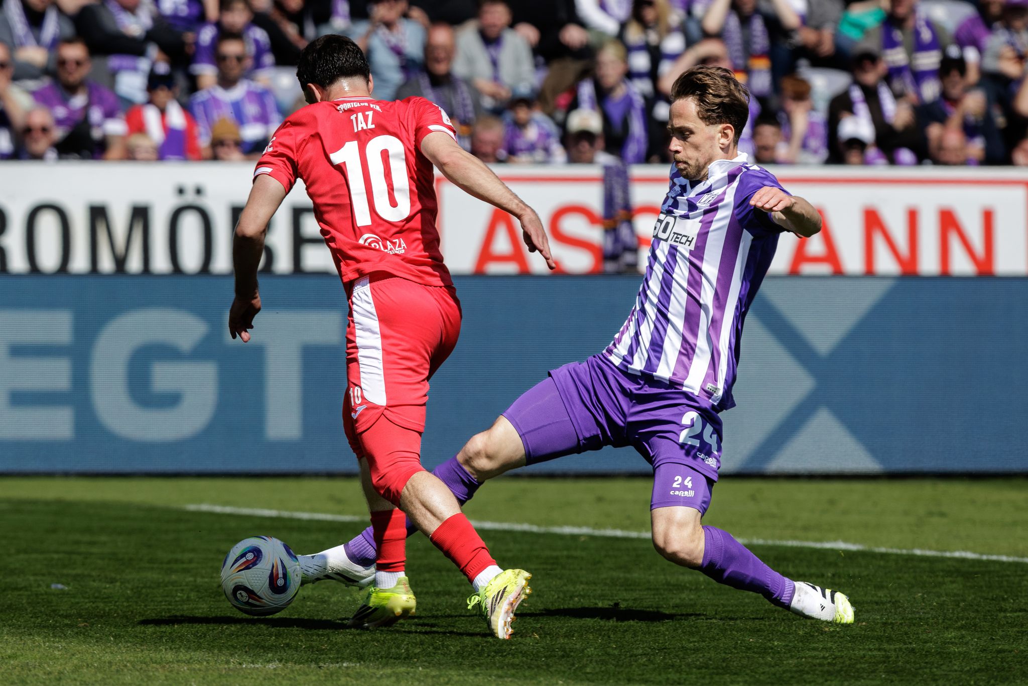Osnabrücks Jannik Müller (r) verliert den Zweikampf vor dem Tor zum 0:1 gegen Verls Berkan Taz.
