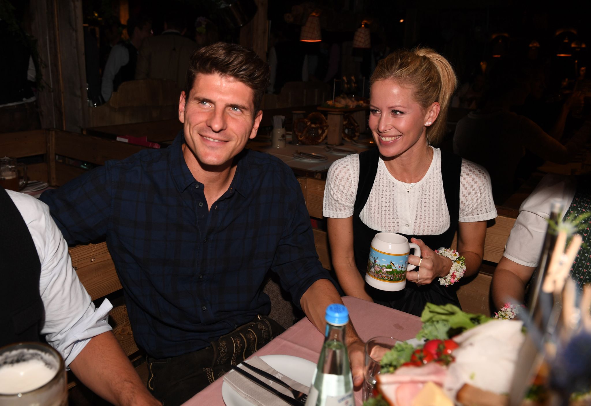 Mario Gomez und seine Frau Carina (r) sind inzwischen getrennt. (Archivbild)