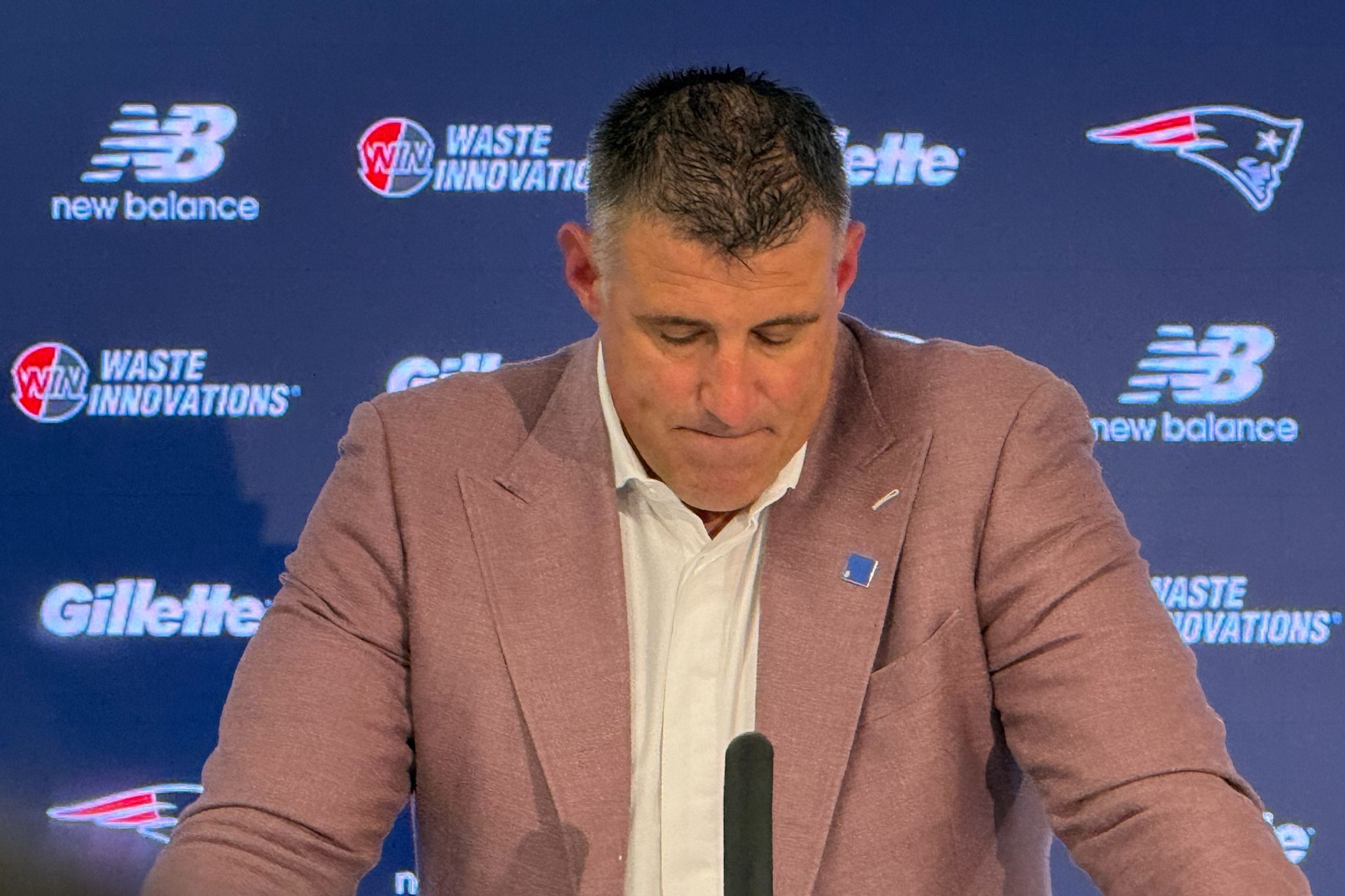 Trainer Mike Vrabel von den New England Patriots nimmt sich eine Auszeit.