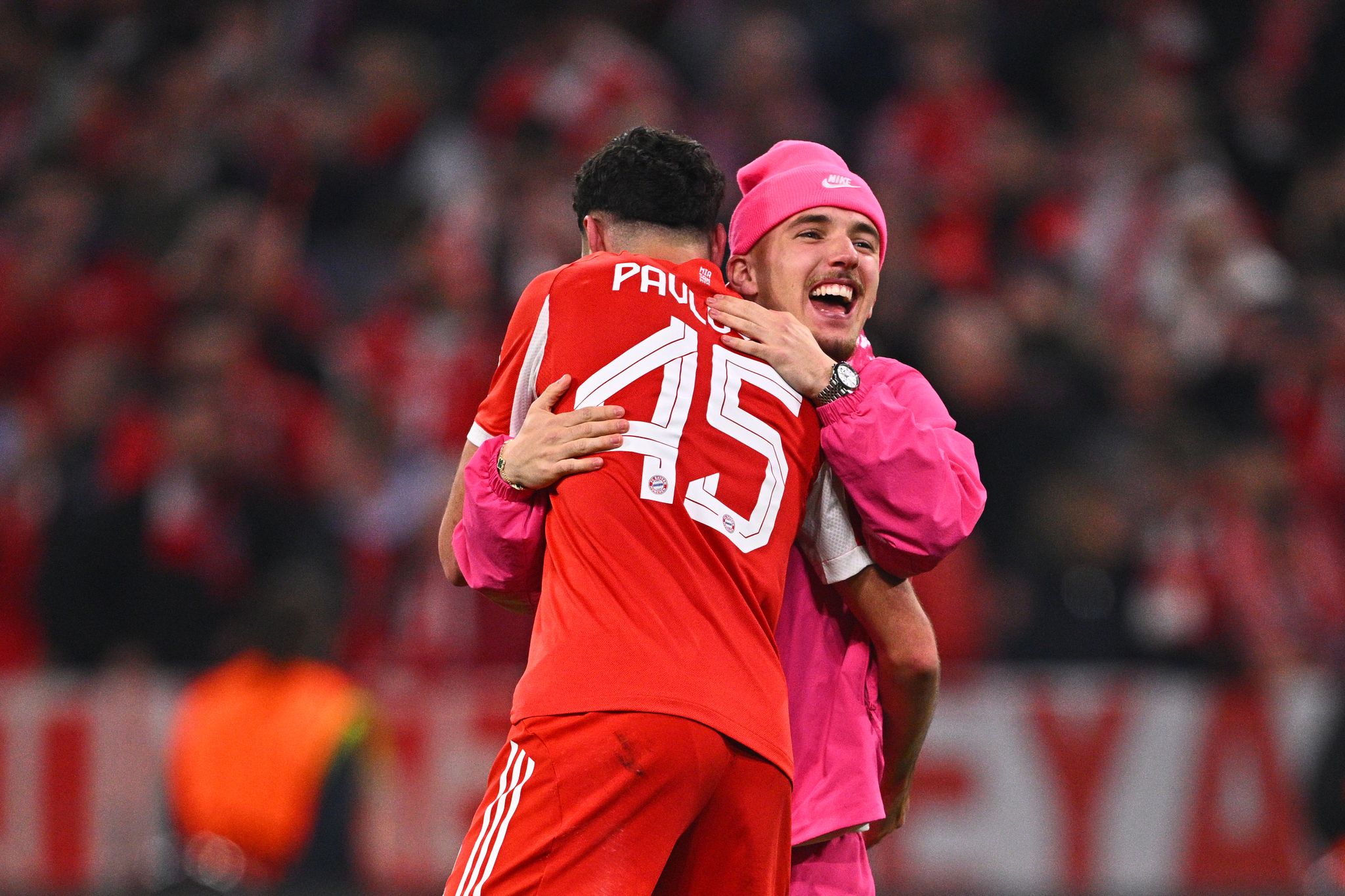 Von Kopf bis Fuß in Pink: Bayern Münchens Nachwuchskicker Lennart Karl.