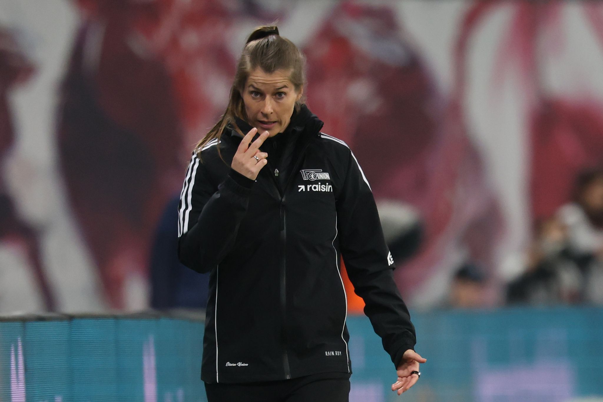 Trainerin Marie-Louise Eta von 1. FC Union Berlin war sehr engagiert an der Seitenlinie.