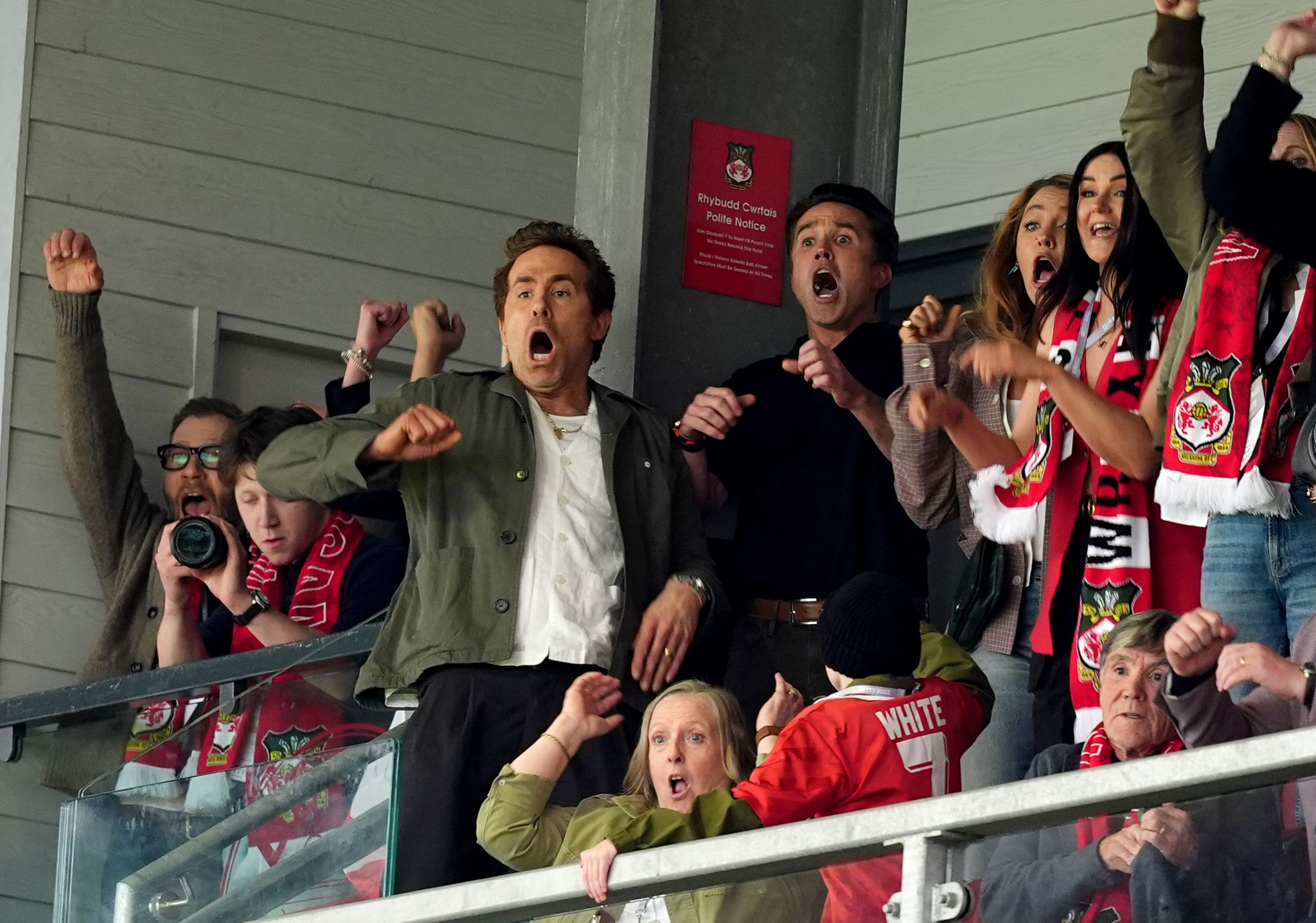 Die Clubinhaber Ryan Reynolds und Rob Mac gelten als leidenschaftliche Fans und sind regelmäßig bei den Spielen des AFC Wrexham. (Archivbild)