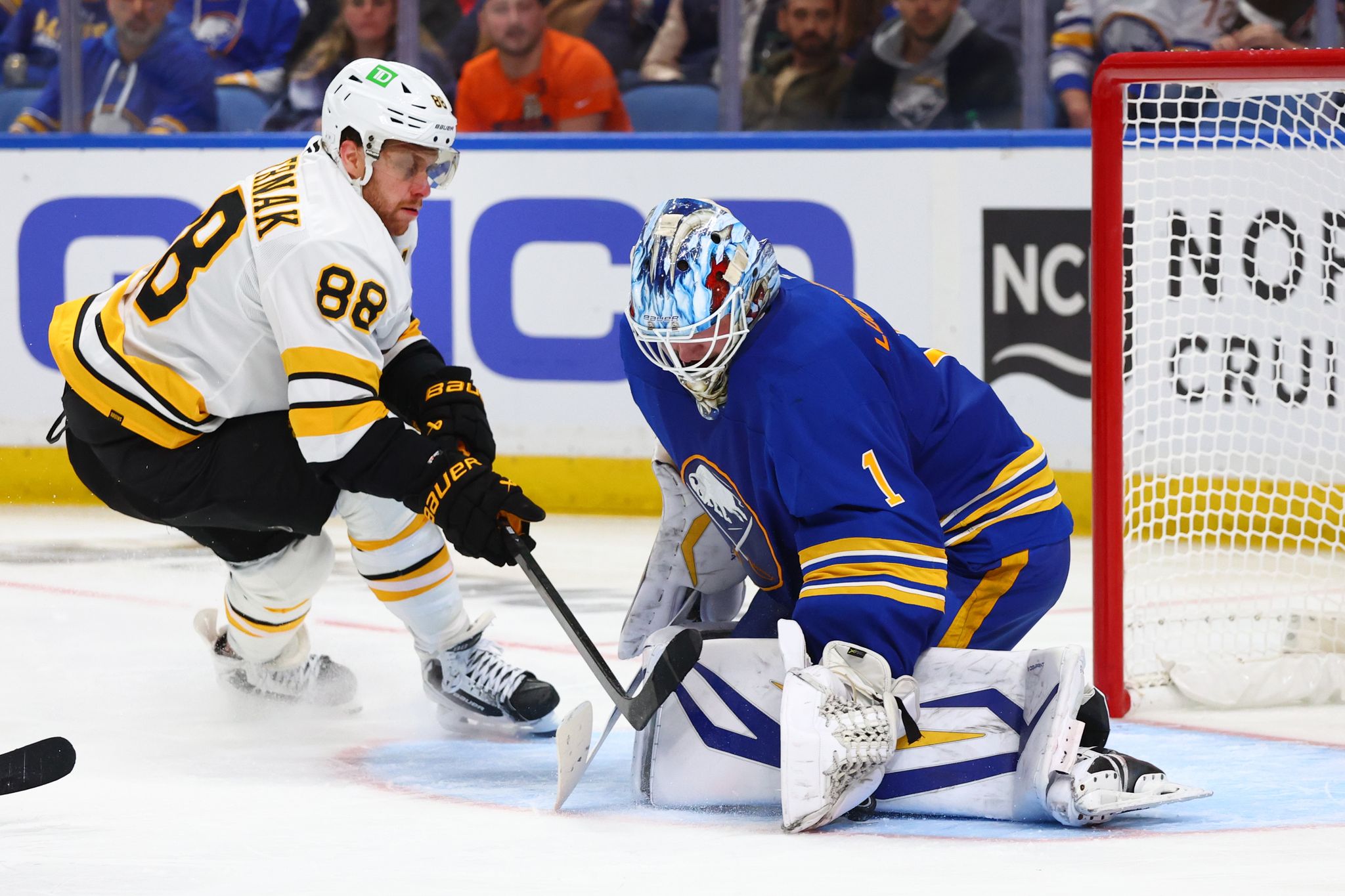 David Pastrnak (links) und die Boston Bruins des deutschen Trainers Marco Sturm verlieren zum Playoff-Auftakt in der NHL.