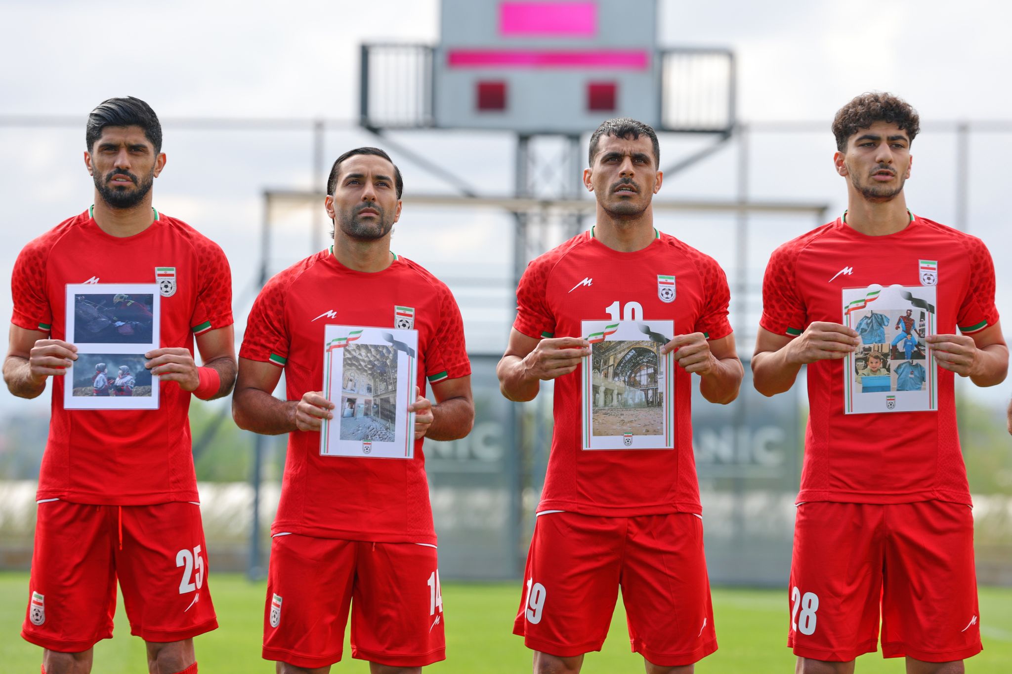 Iranische Nationalspieler zeigen Bilder von Kindern
