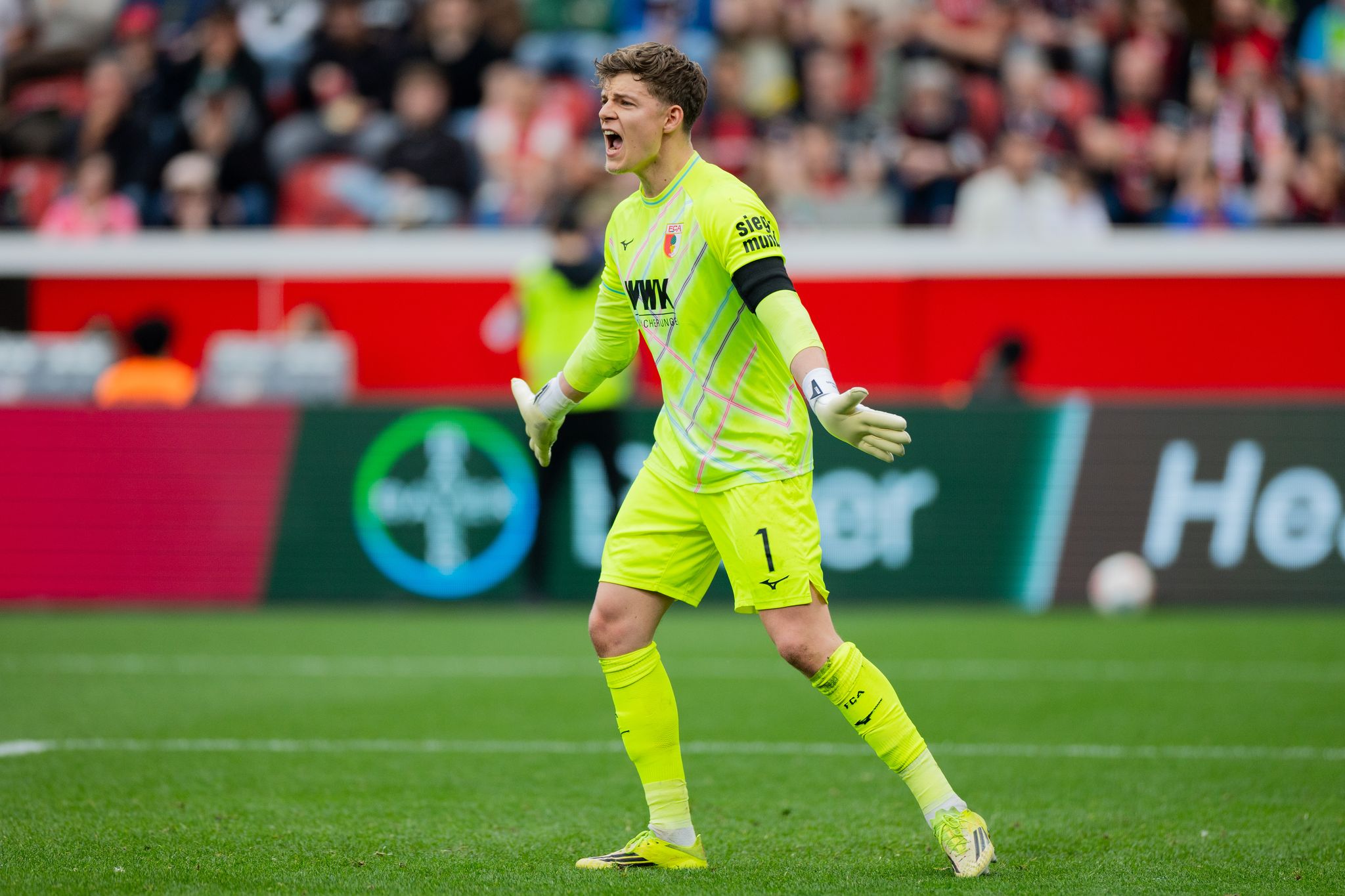 Zeigte gegen Bayer Leverkusen zahlreiche starke Paraden: Augsburgs Torhüter Finn Dahmen.