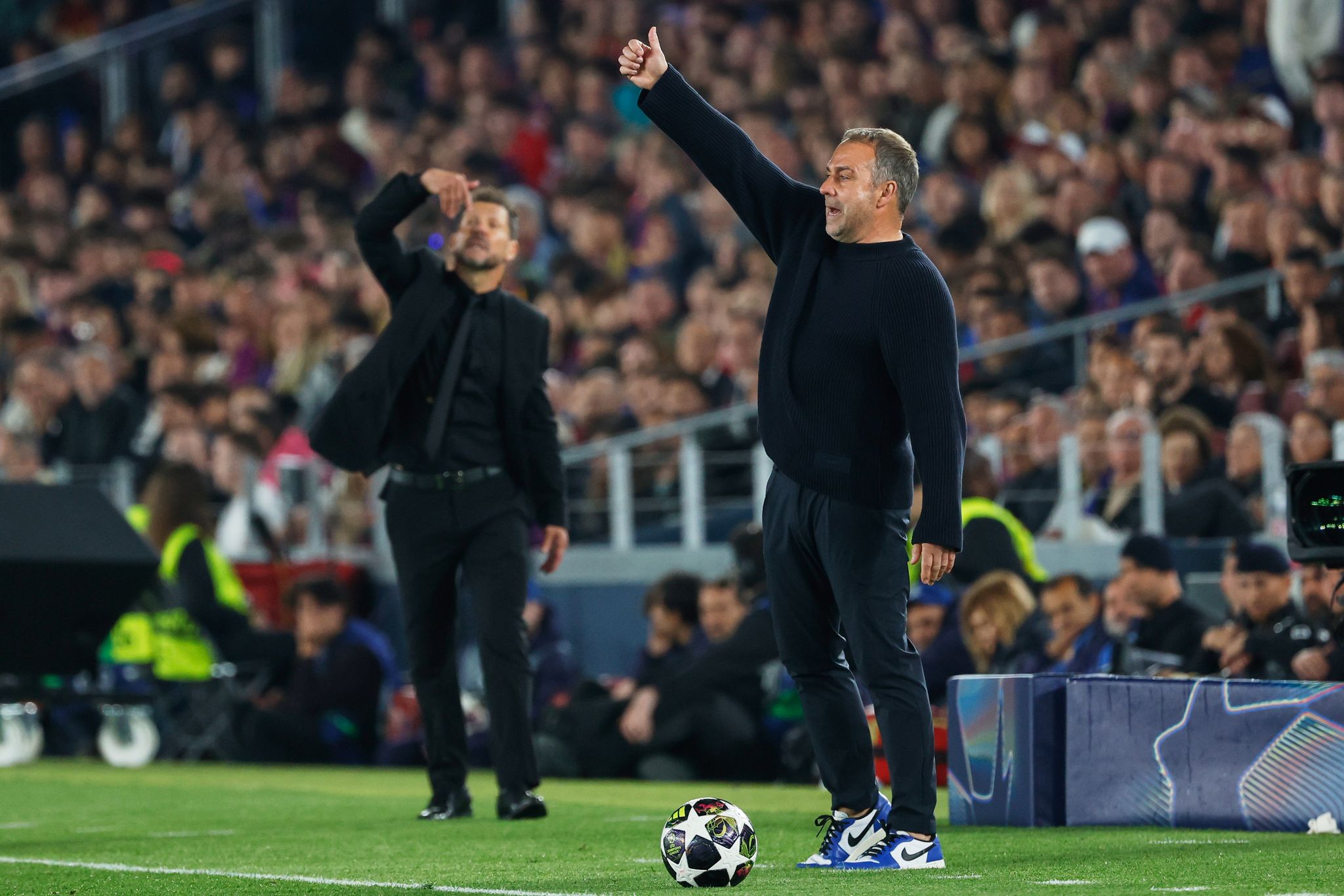 Glaubt noch an das Weiterkommen: Barça-Trainer Hansi Flick (r.