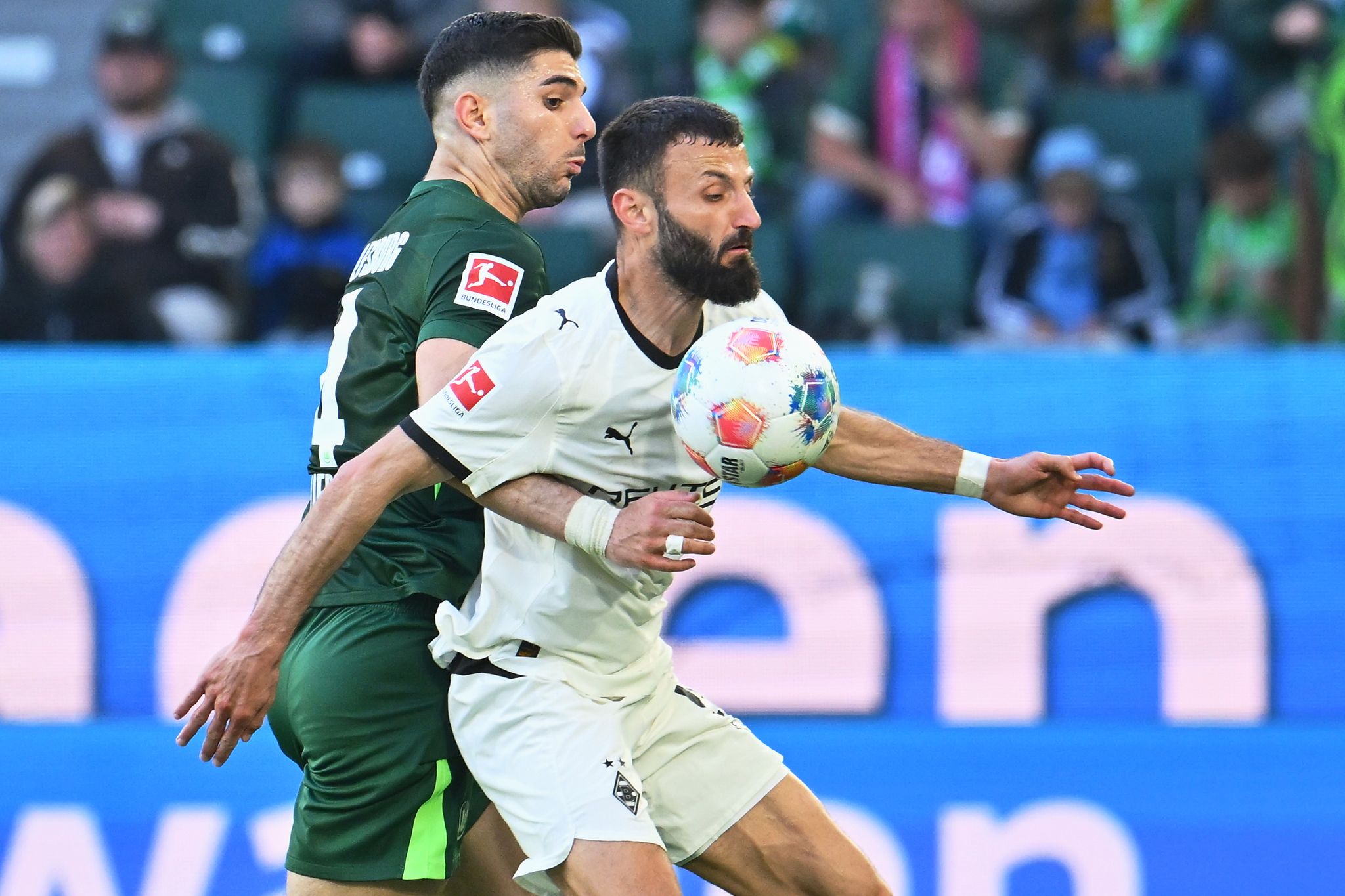 Im Zweikampf: Gladbachs Franck Honorat (r) wird vom Wolfsburger Konstantinos Koulierakis bedrängt.
