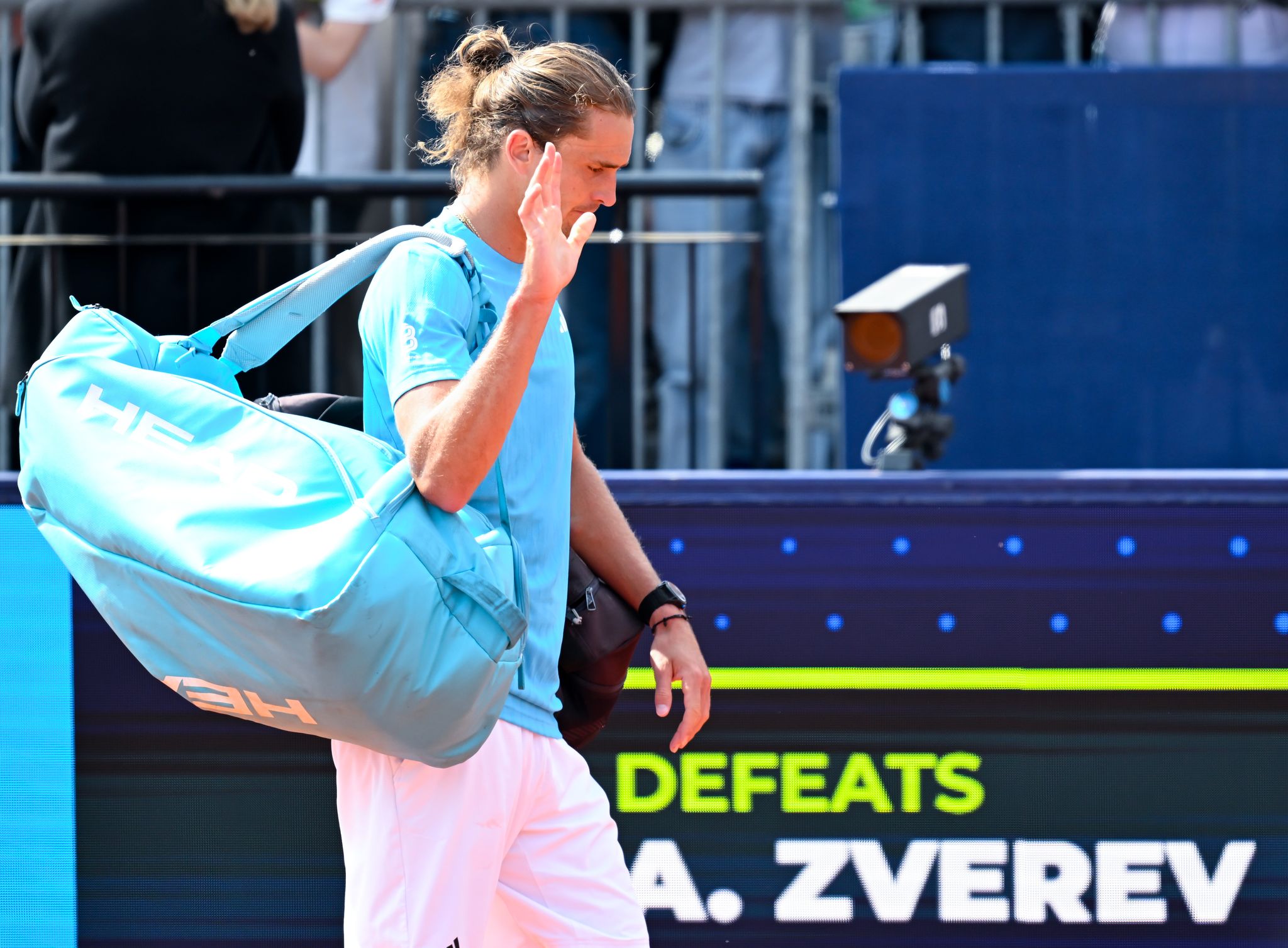 Alexander Zverev verabschiedet sich nach seiner Halbfinalniederlage vom Publikum in München.