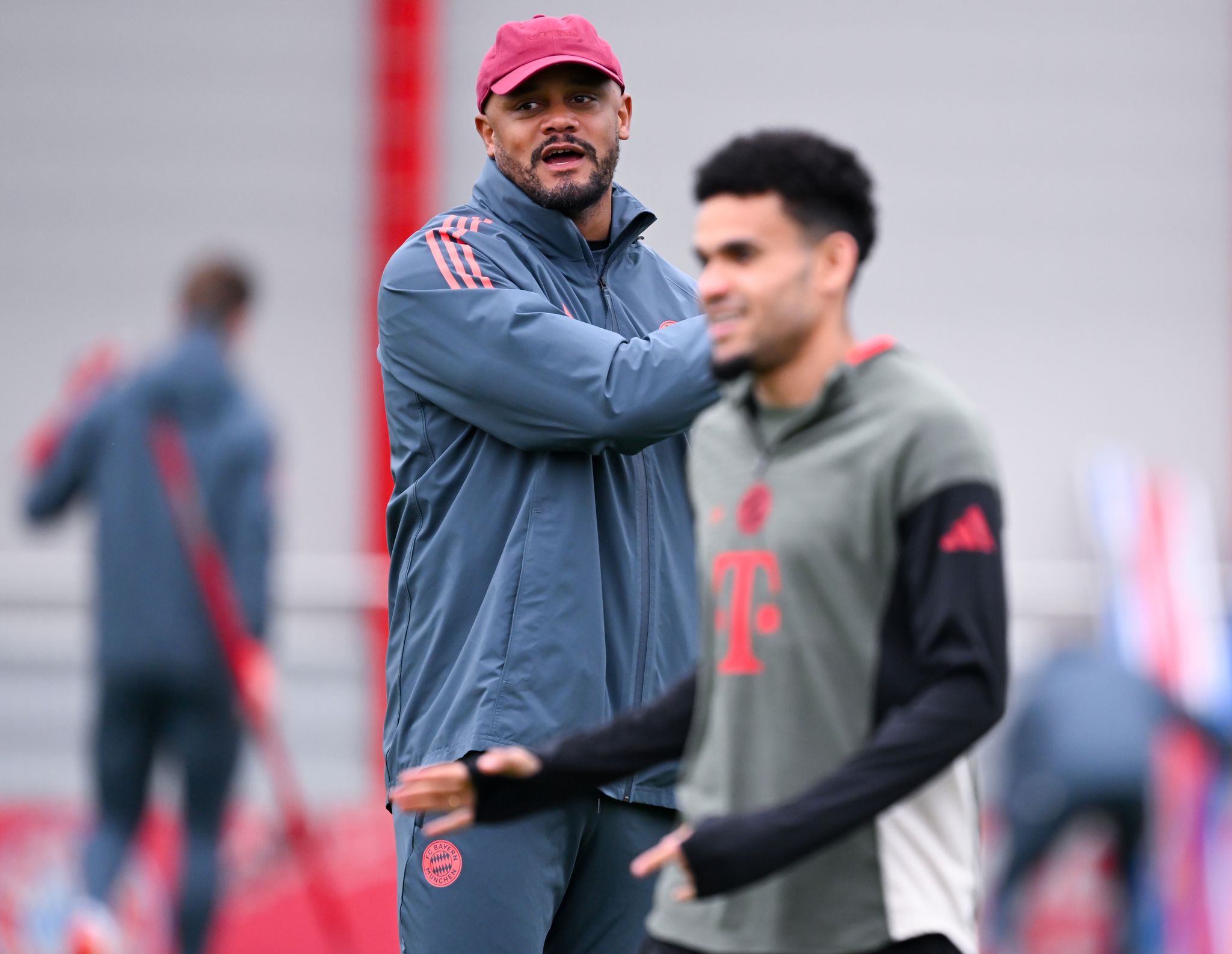 Bayern-Trainer Vincent Kompany (l).