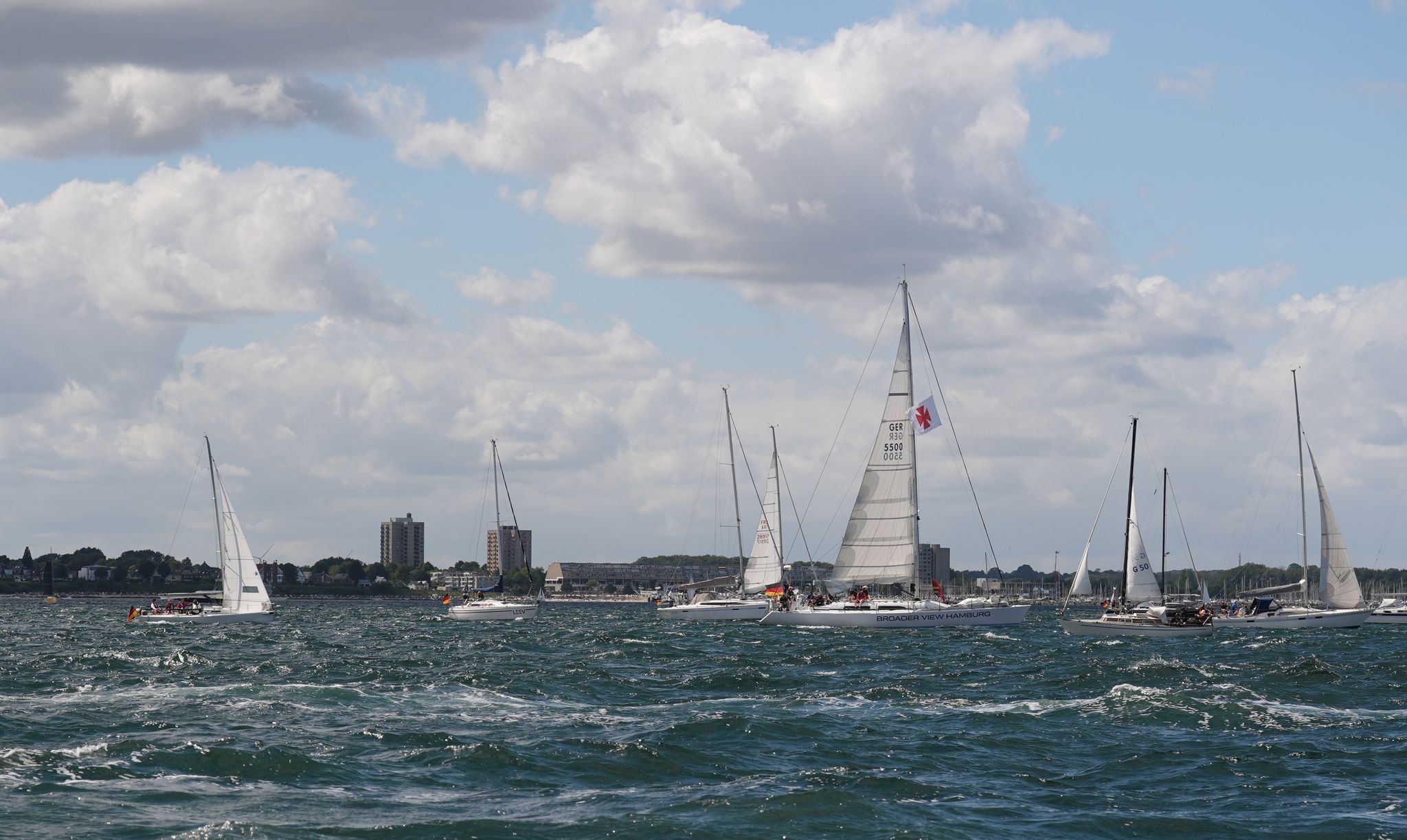 Vor dem Olympiazentrum Schilksee auf der Kieler Förde sollen nach dem Willen der Kieler wieder olympische Segel-Wettbewerbe stattfinden. (Archivbild)