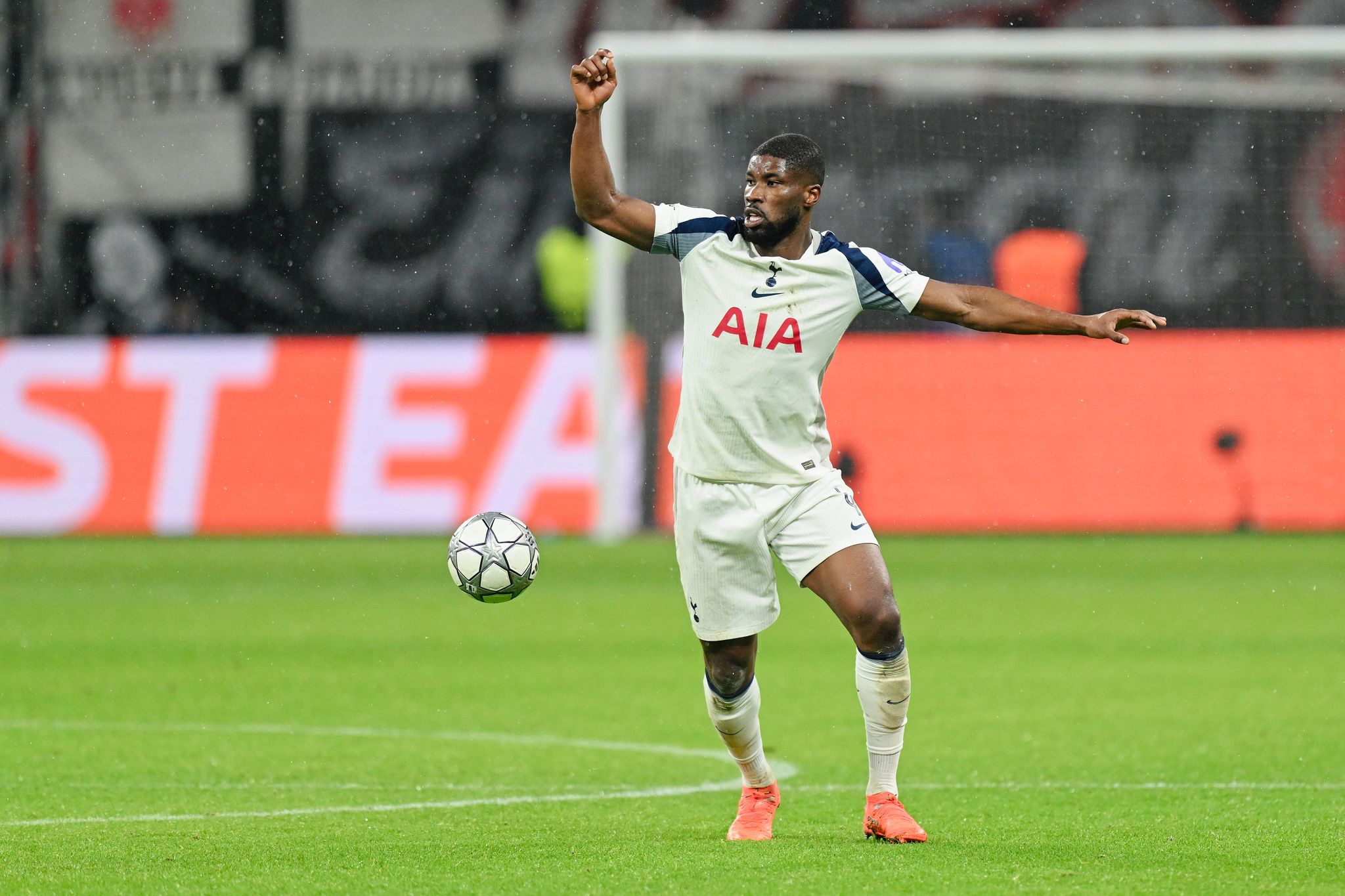 Der frühere Bundesligaprofi Kevin Danso von Tottenham Hotspur wurde rassistisch beleidigt.
