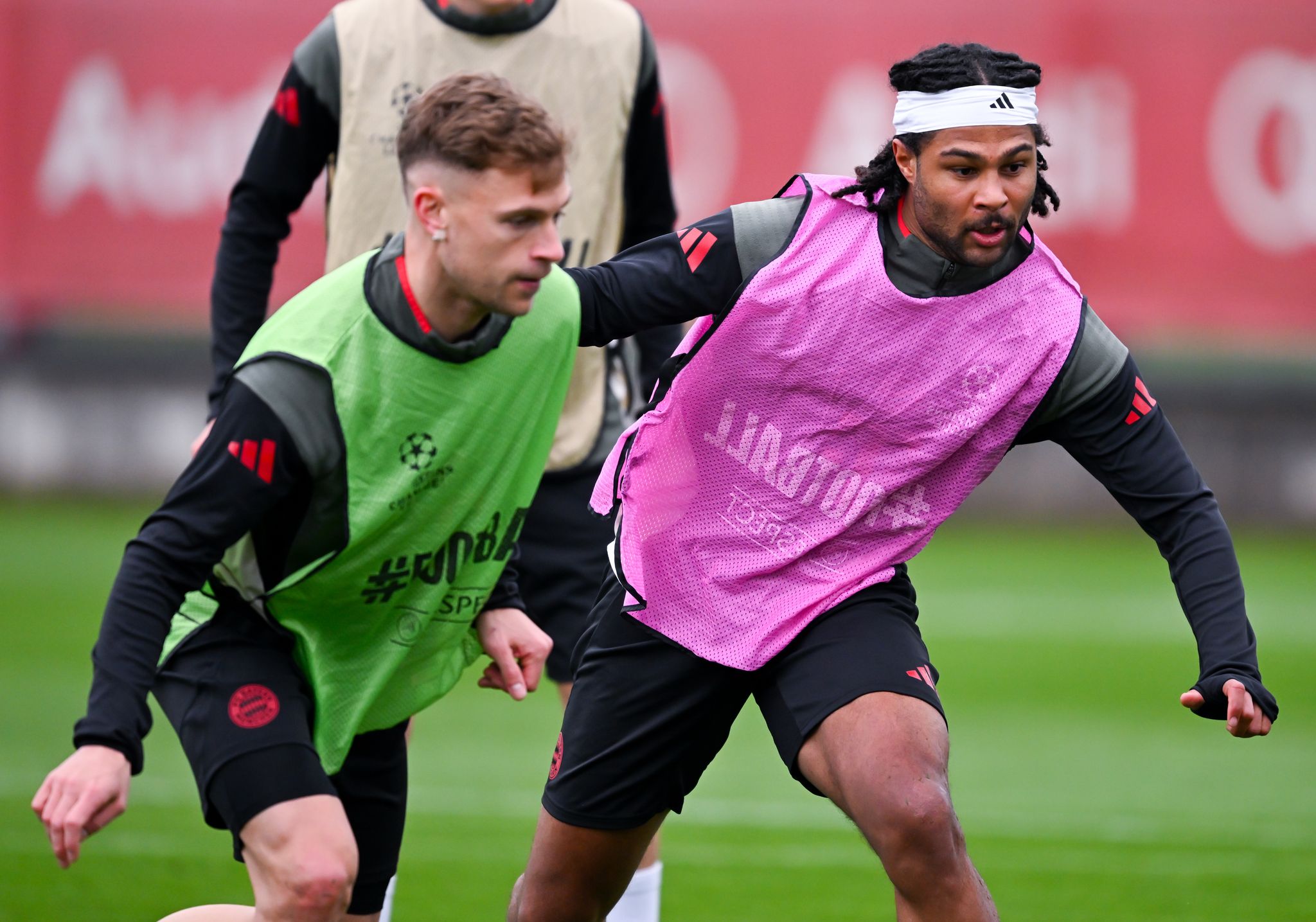 Joshua Kimmich (l) und Serge Gnabry in Aktion beim Abschlusstraining.