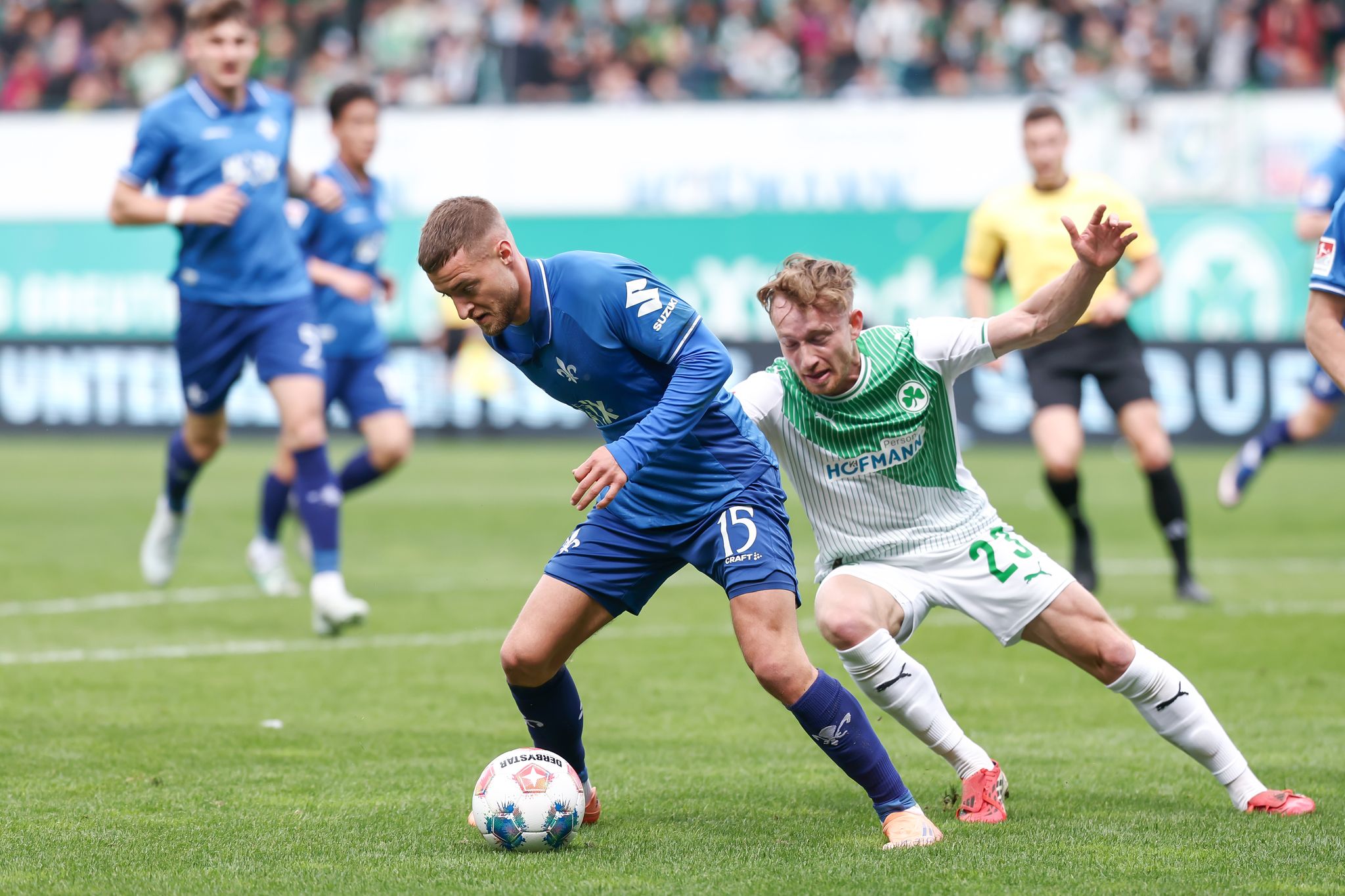 Darmstadts Fabian Nürnberger (links) und Jannik Dehm aus Fürth kämpfen um den Ball.