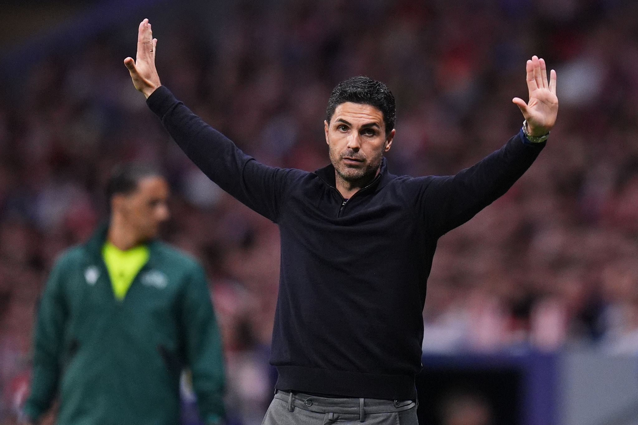 Arsenals Trainer Mikel Arteta regt sich über einen zurückgenommenen Elfmeter auf.
