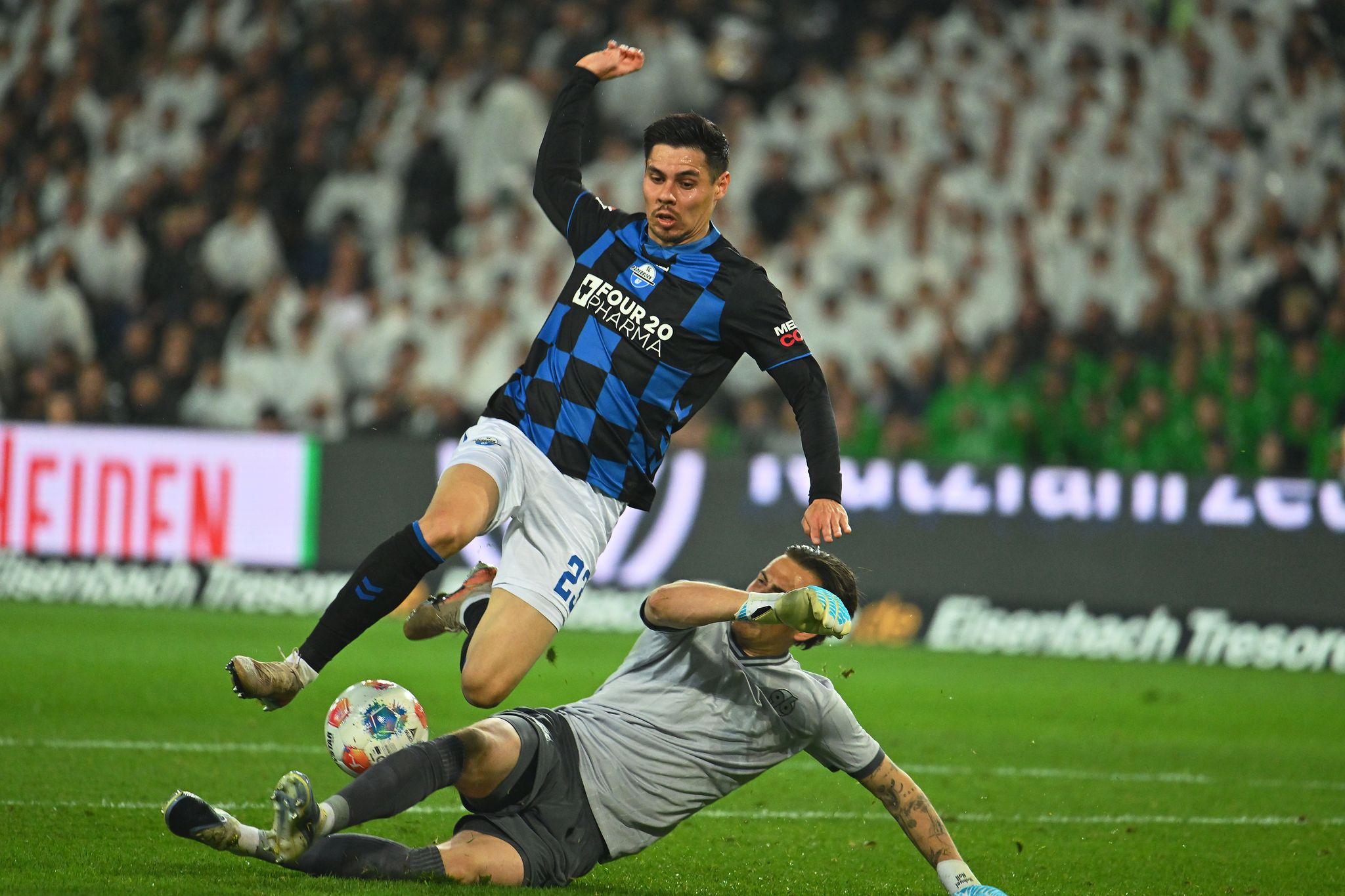 Raphael Obermair (hier im Zweikampf mit Hannovers Torwart Nahuel Noll am vergangenen Sonntag) fehlt dem Aufstiegsaspiranten Paderborn im Saisonendspurt.