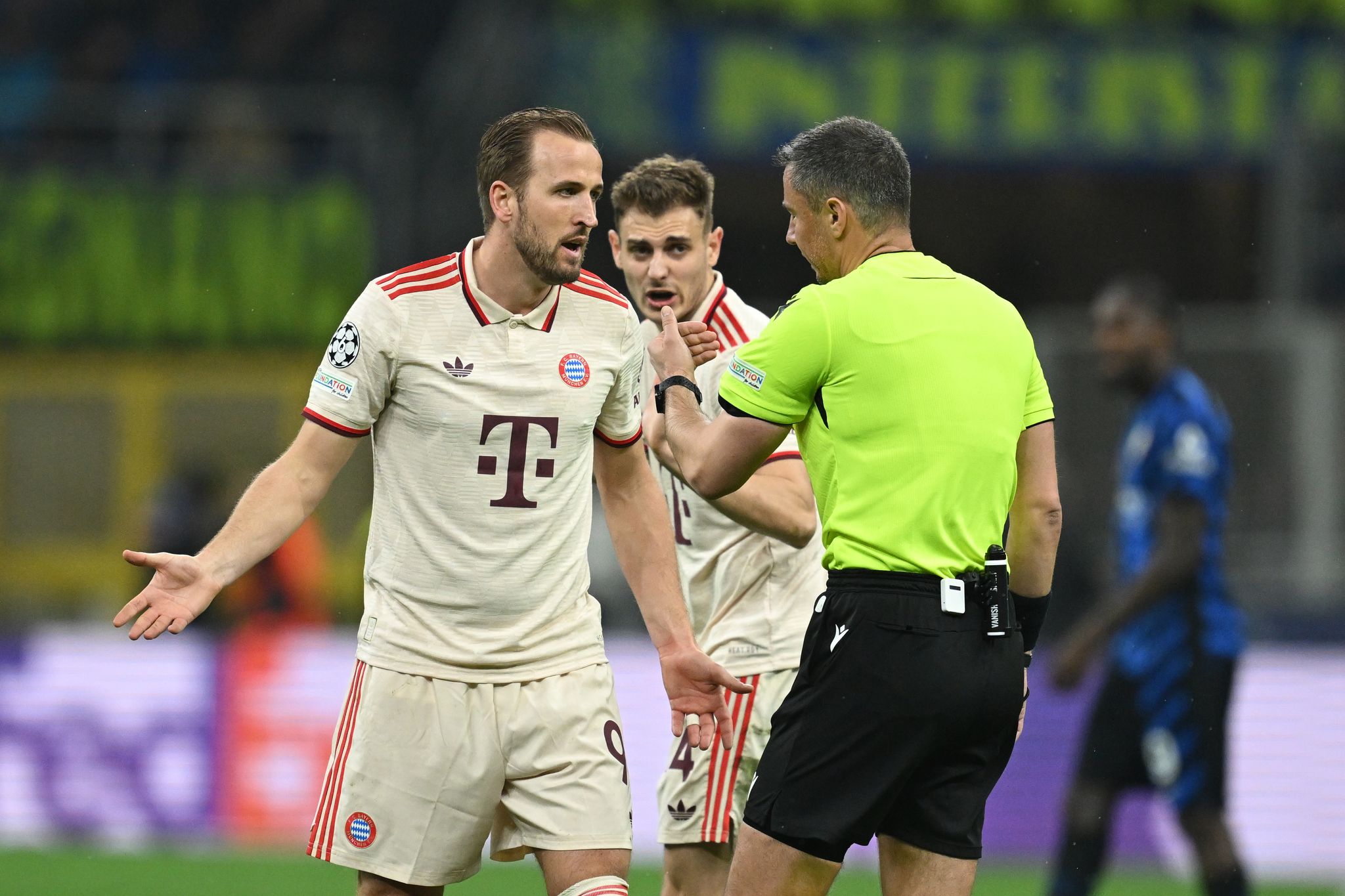 Vor einem Jahr in Mailand: Harry Kane diskutiert mit Schiedsrichter Slavko Vinčić. (Archivbild)