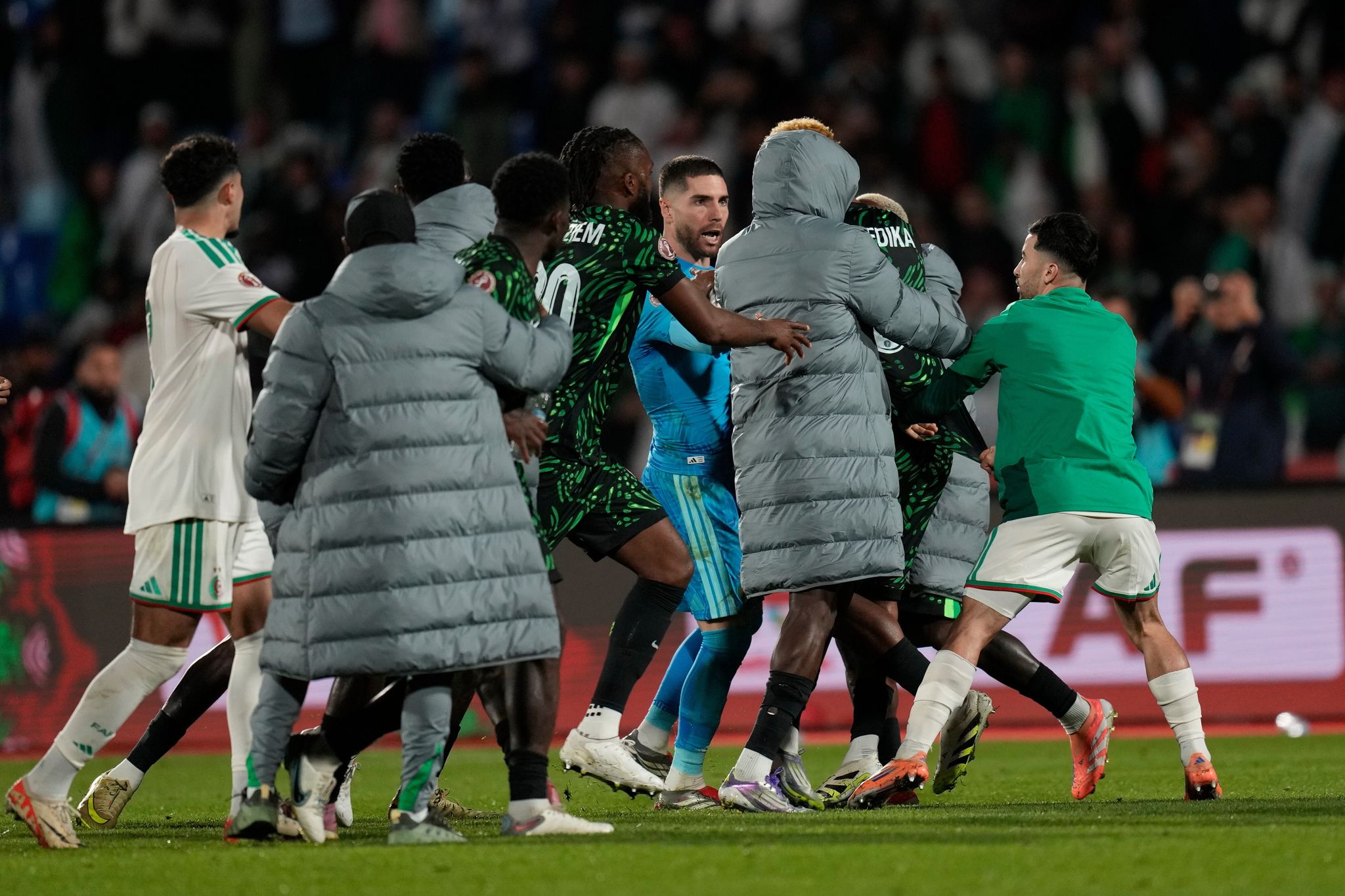Algeriens Torhüter Luca Zidane (M) könnte für die WM ausfallen. (Archivbild)