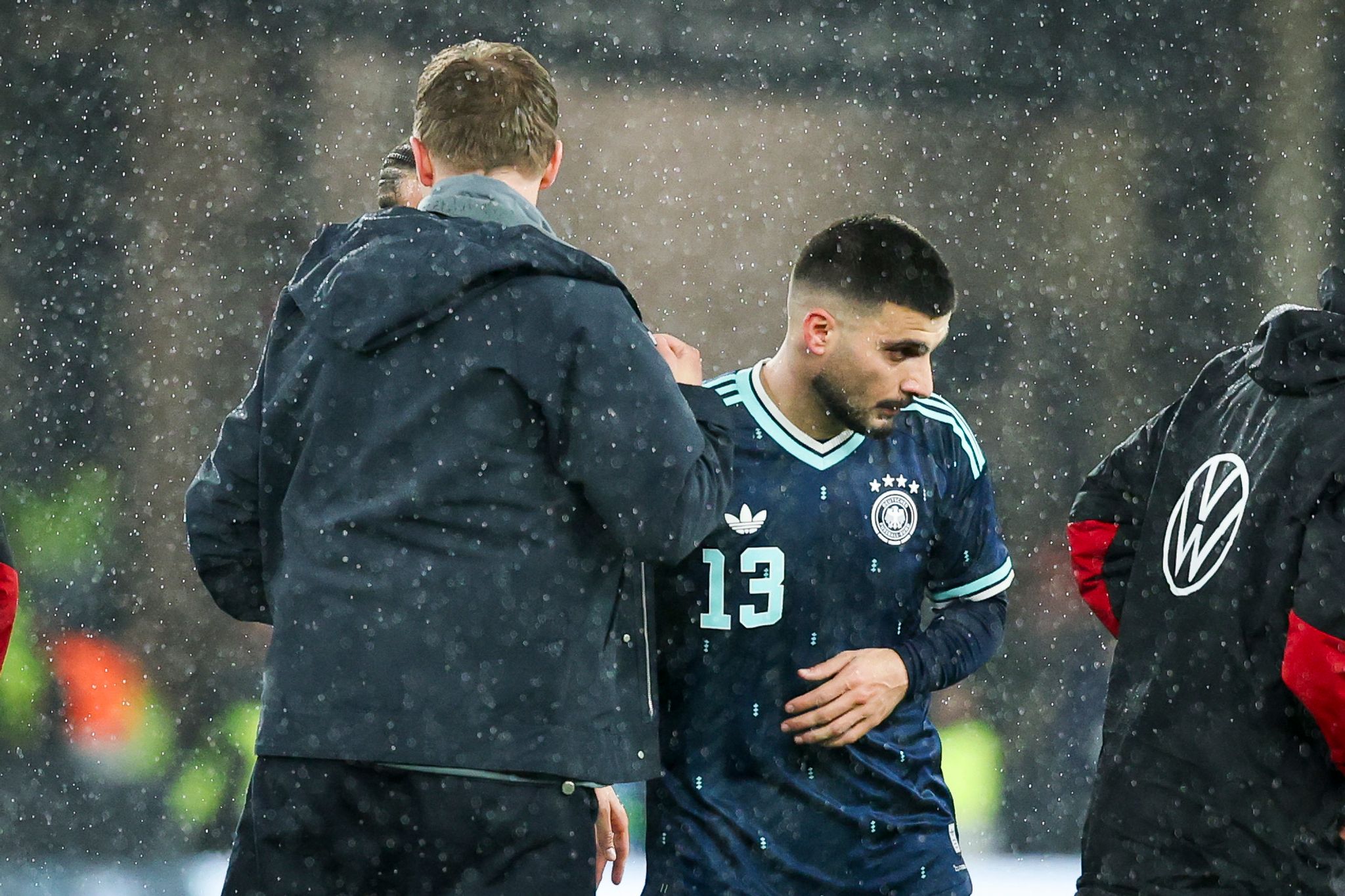 Julian Nagelsmann (l.) und Deniz Undav (r.) auf dem Rasen nach dem WM-Test gegen Ghana. (Archivbild)