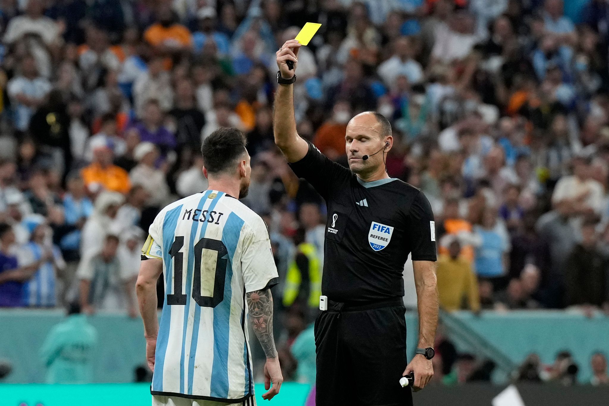 Weniger Gefahr für eine Gelbsperre: Hier wird Argentiniens Lionel Messi (l) bei der WM 2022 von Schiedsrichter Antonio Mateu Lahoz verwarnt. (Archivbild)