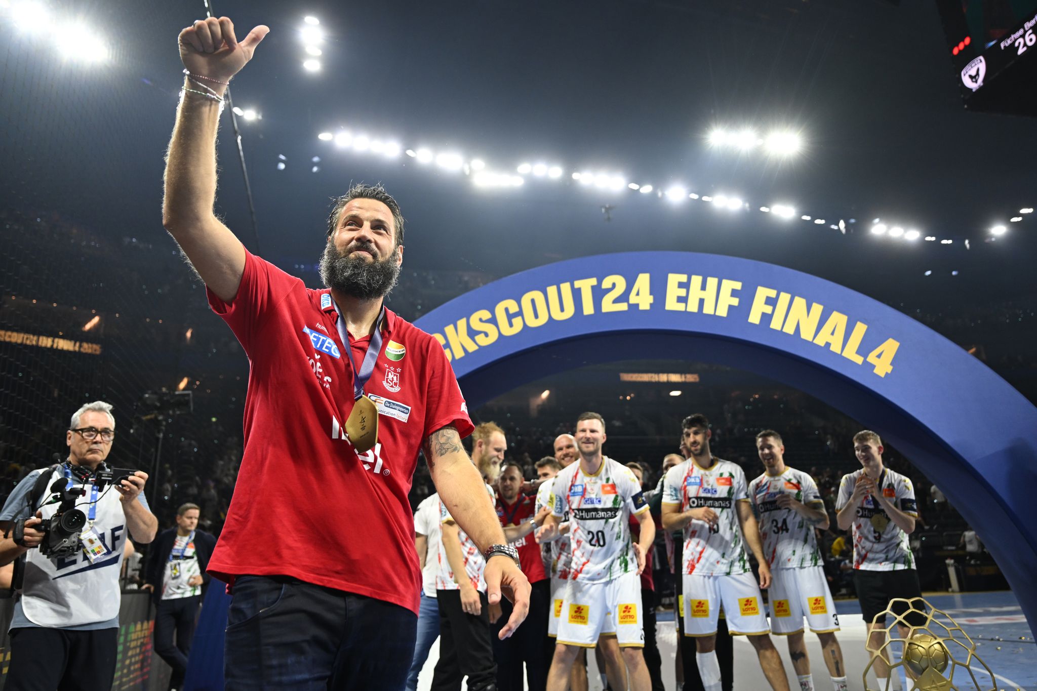 Trainer Bennet Wiegert und das Team des SC Magdeburg gewannen im vergangenen Jahr die Champions League. (Archivbild)