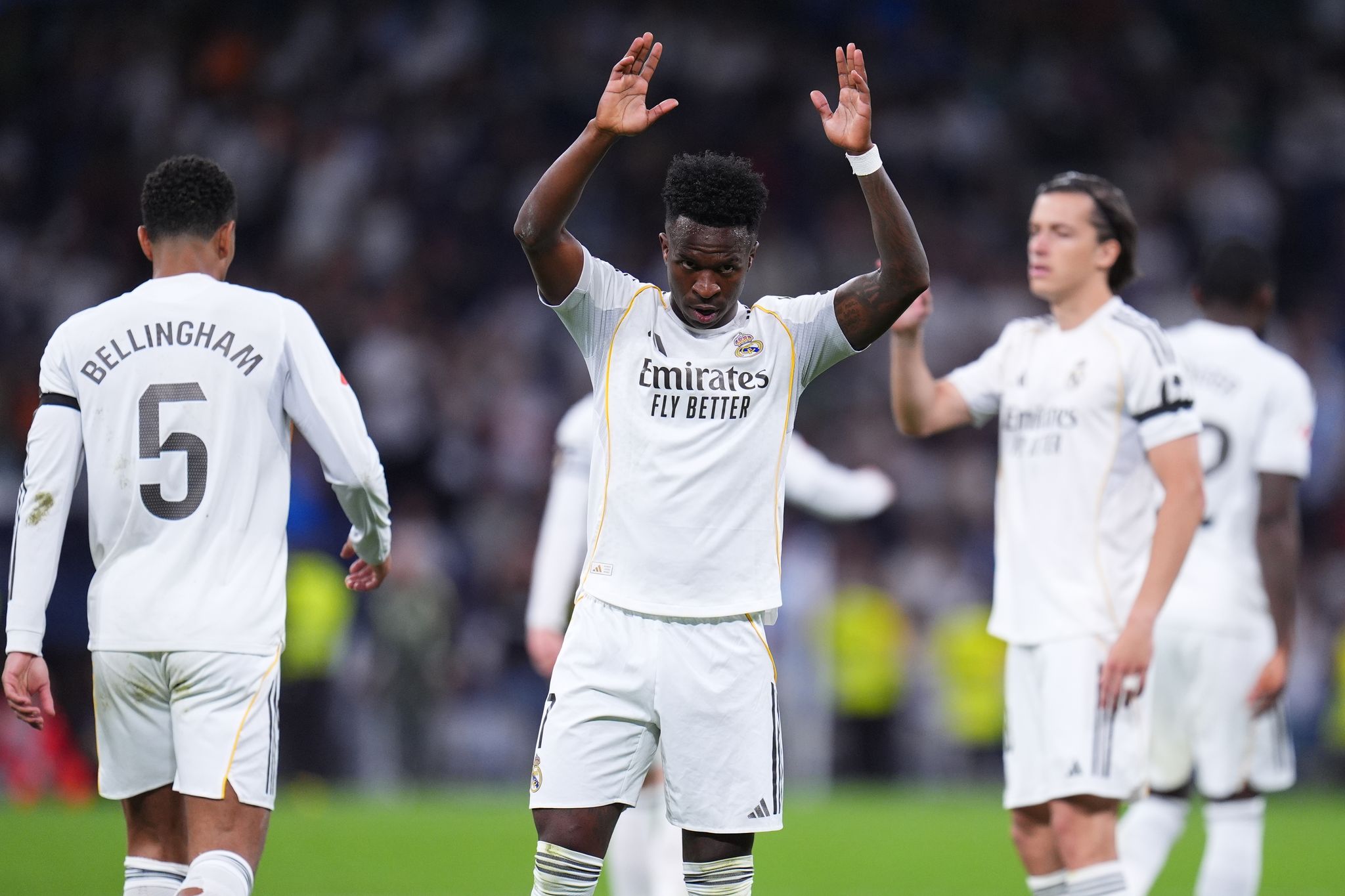 Real Madrid Vinícius Júnior jubelt nach seinem Treffer gegen CD Alaves.