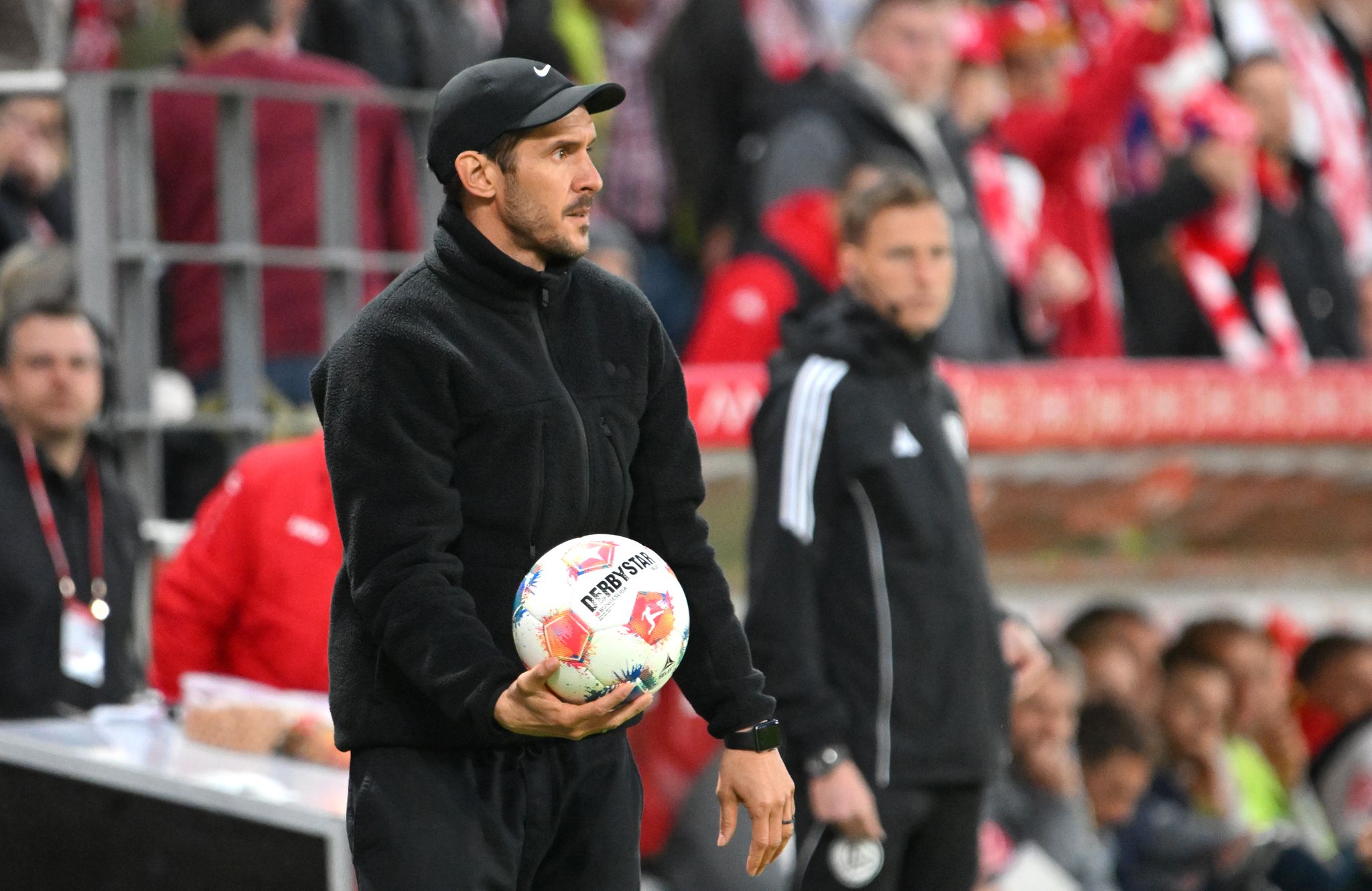 Julian Schuster peilt mit dem SC Freiburg das Weiterkommen an. (Archivbild)