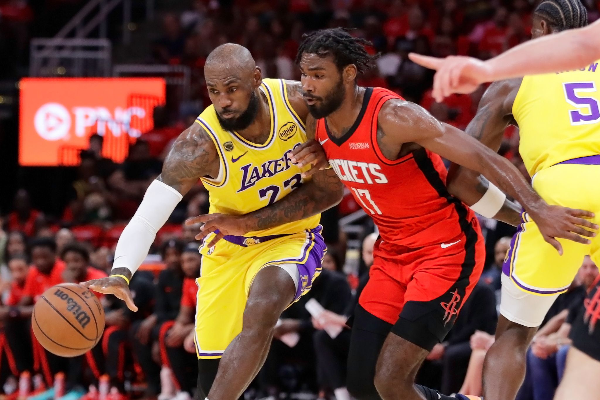 LeBron James (links) erzielte für die Los Angeles Lakers in Spiel drei gegen die Houston Rockets 29 Punkte.