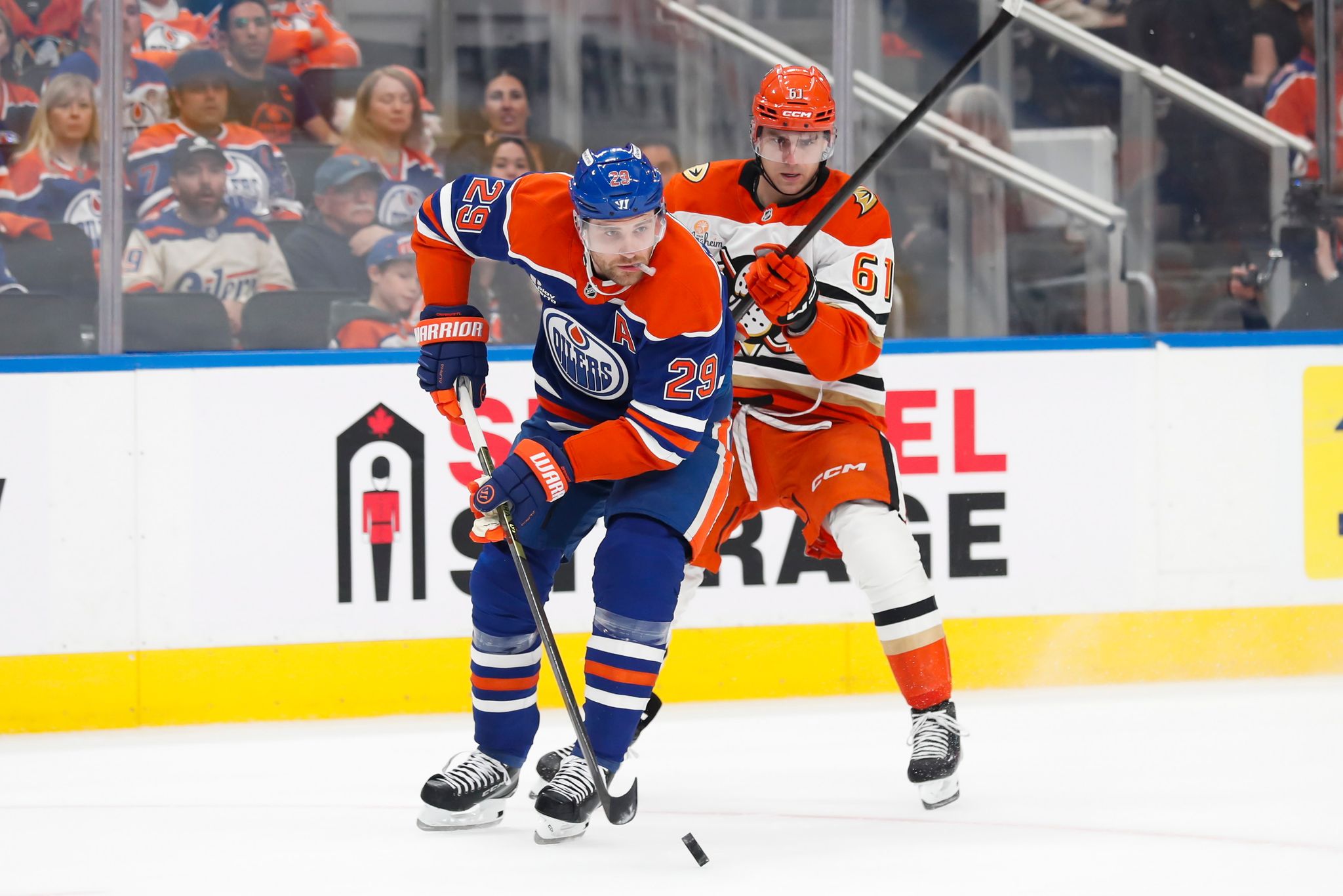 Leon Draisaitl (vorne) von den Edmonton Oilers punktete im dritten Spiel nach seiner Rückkehr gegen die Anaheim Ducks doppelt.