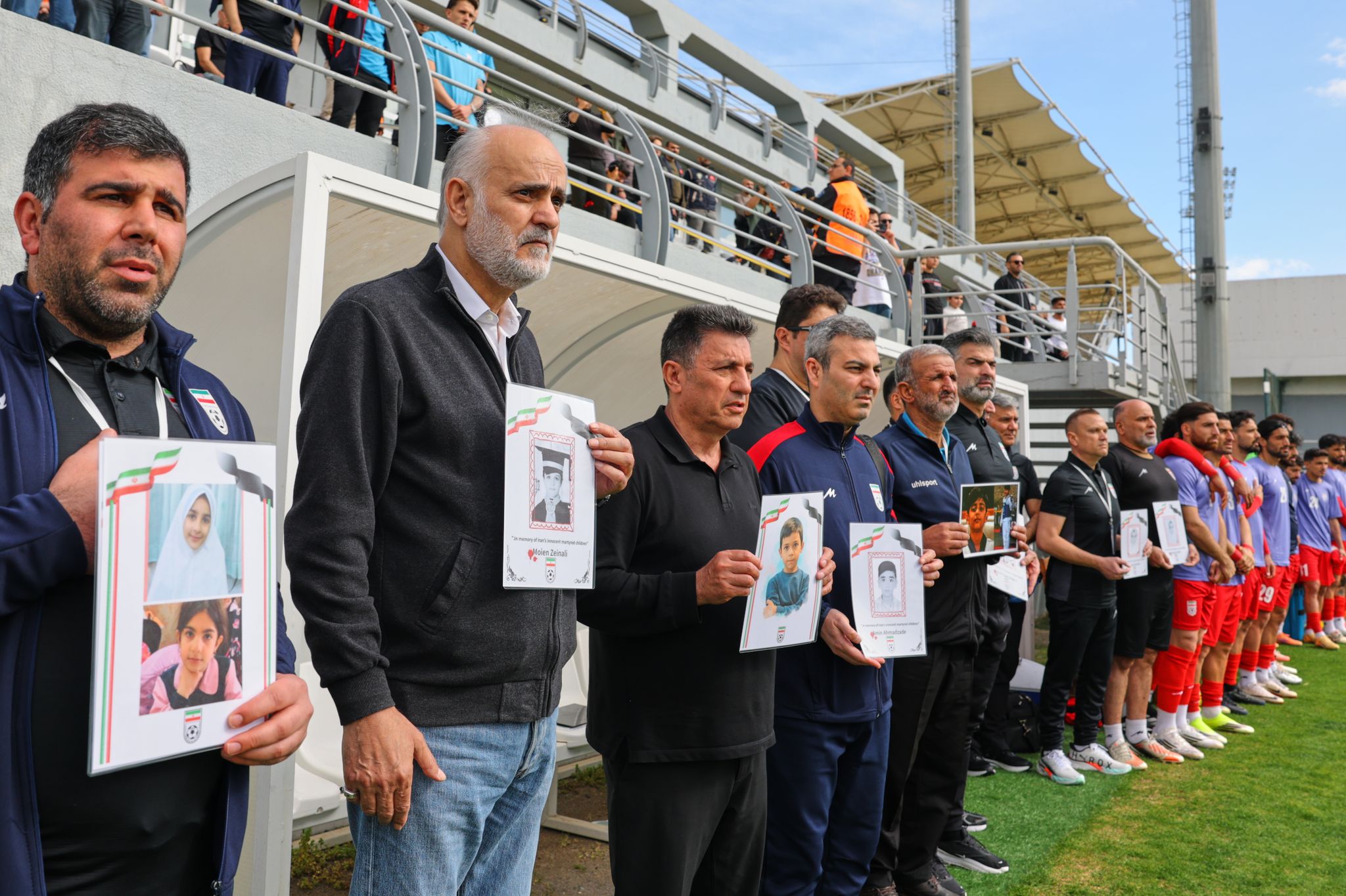 Irans Fußball-Nationaltrainer Amir Ghalenoei (3.v.l.) spricht über eine WM-Teilnahme. (Archivbild)