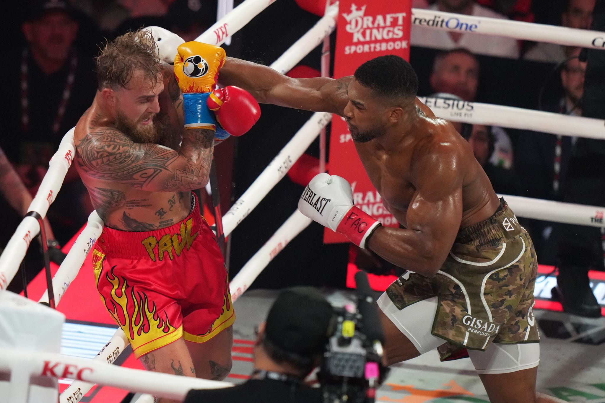 Anthony Joshua (r) kehrt in den Boxring zurück. (Archivbild)