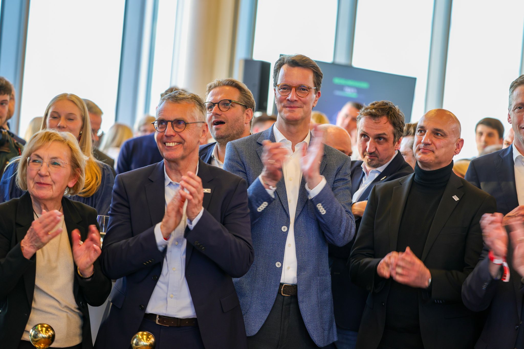 Ministerpräsident Hendrik Wüst (M) freut sich über 1