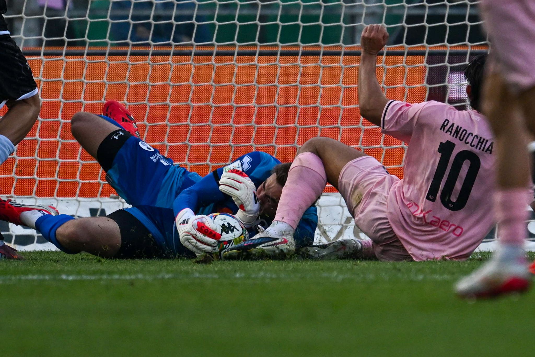 Cesena-Torwart Jonathan Klinsmann hat sich in der Partie gegen Palermo am Kopf verletzt.