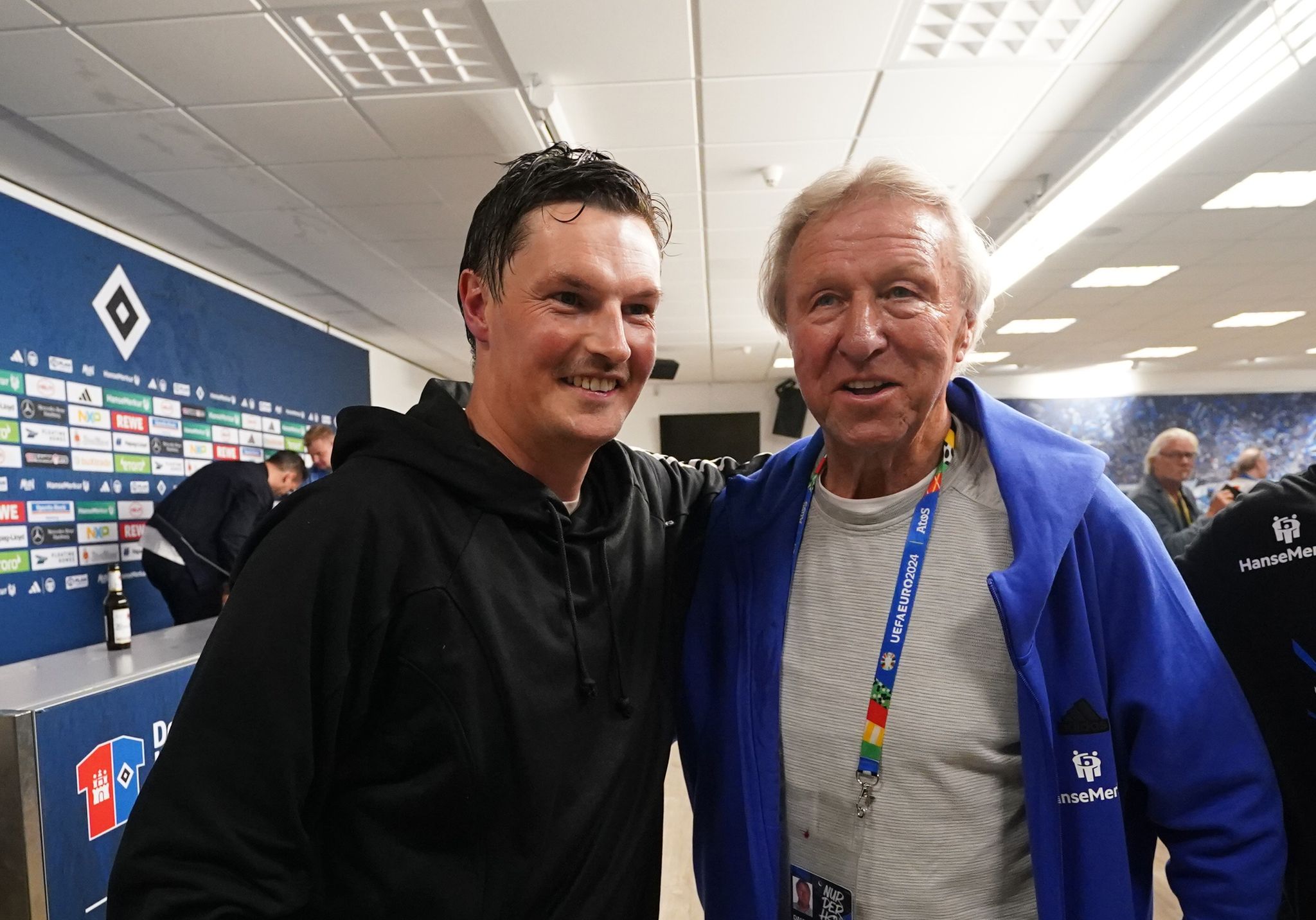 HSV-Coach Merlin Polzin (l) will für Hamburgs Ikone Horst Hrubesch singen. (Archivbild)
