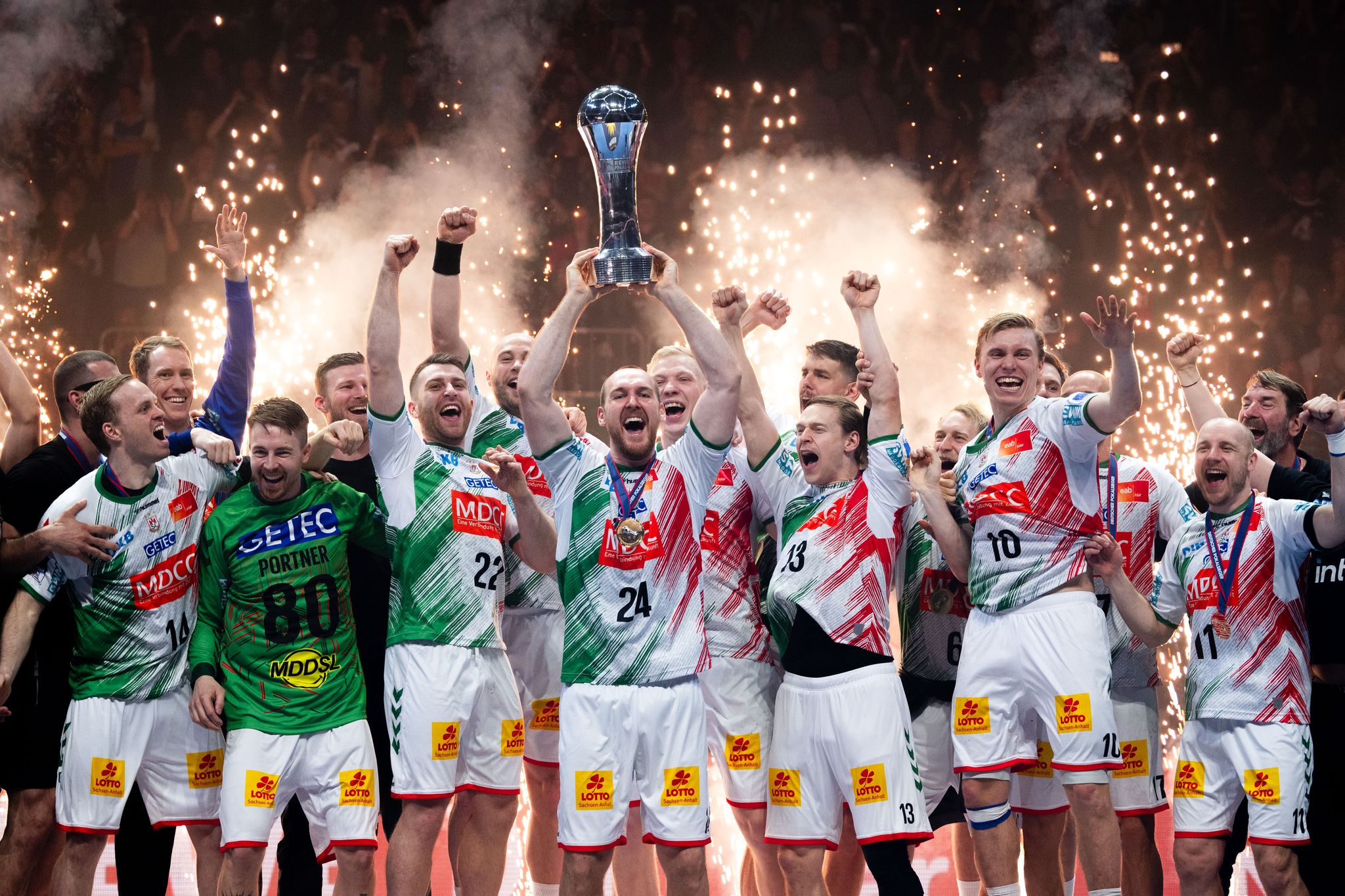 Wollen wie 2024 den Pokal-Triumph bejubeln: Die Handballer des SC Magdeburg. (Archivbild)