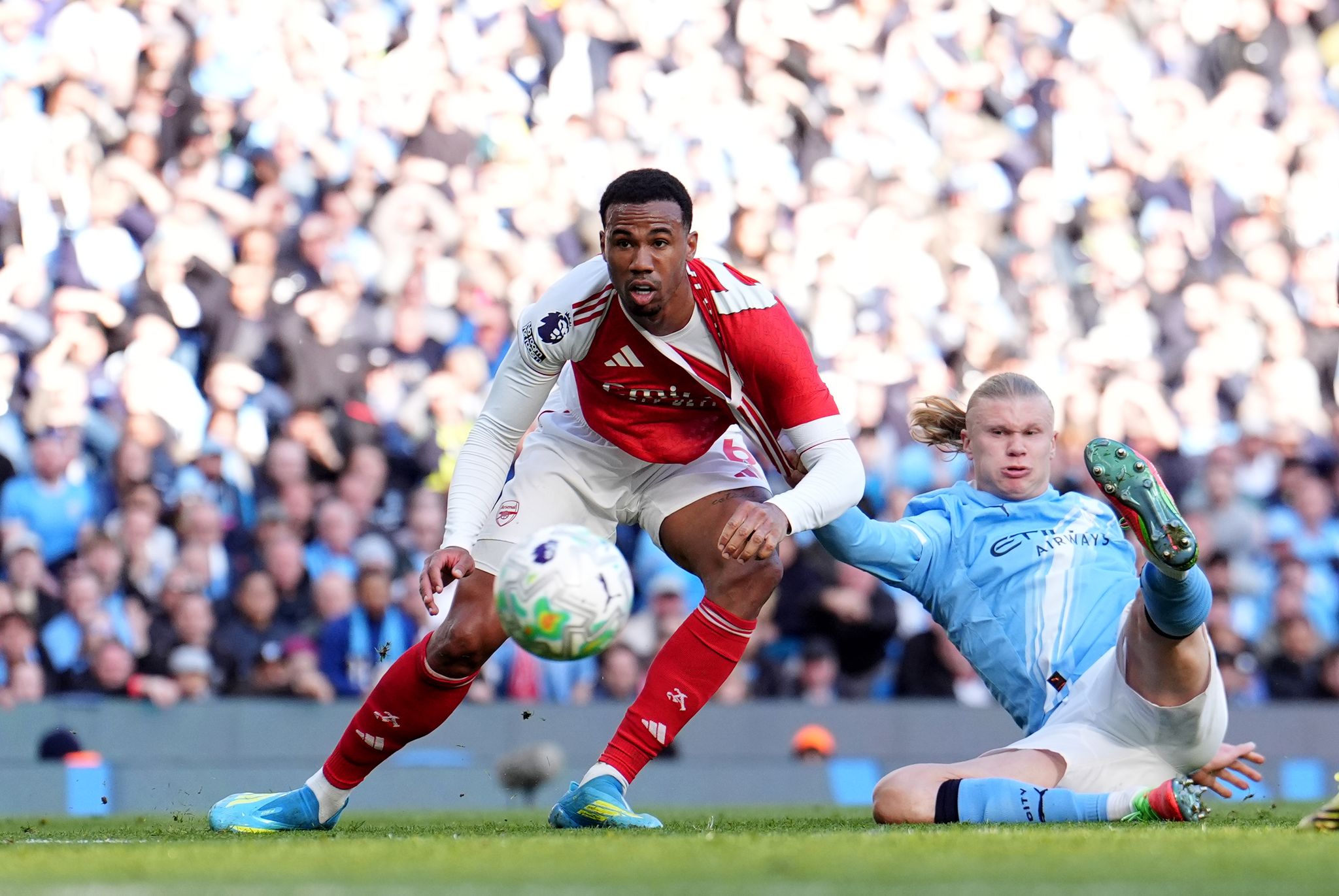 Erling Haaland (r) erzielte das Siegtor für Manchester City im Topspiel gegen Arsenal.