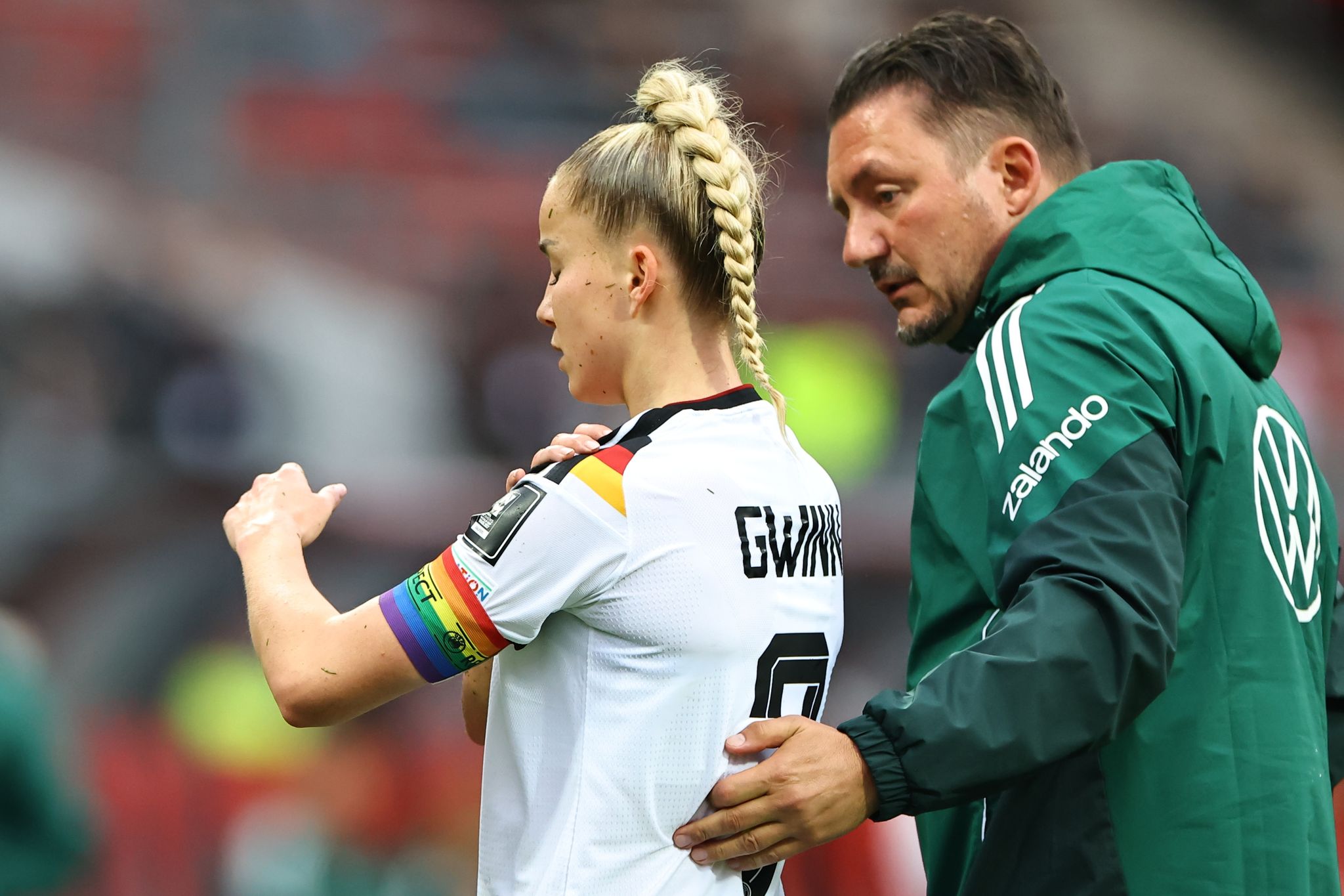 Giulia Gwinn muss verletzt raus.