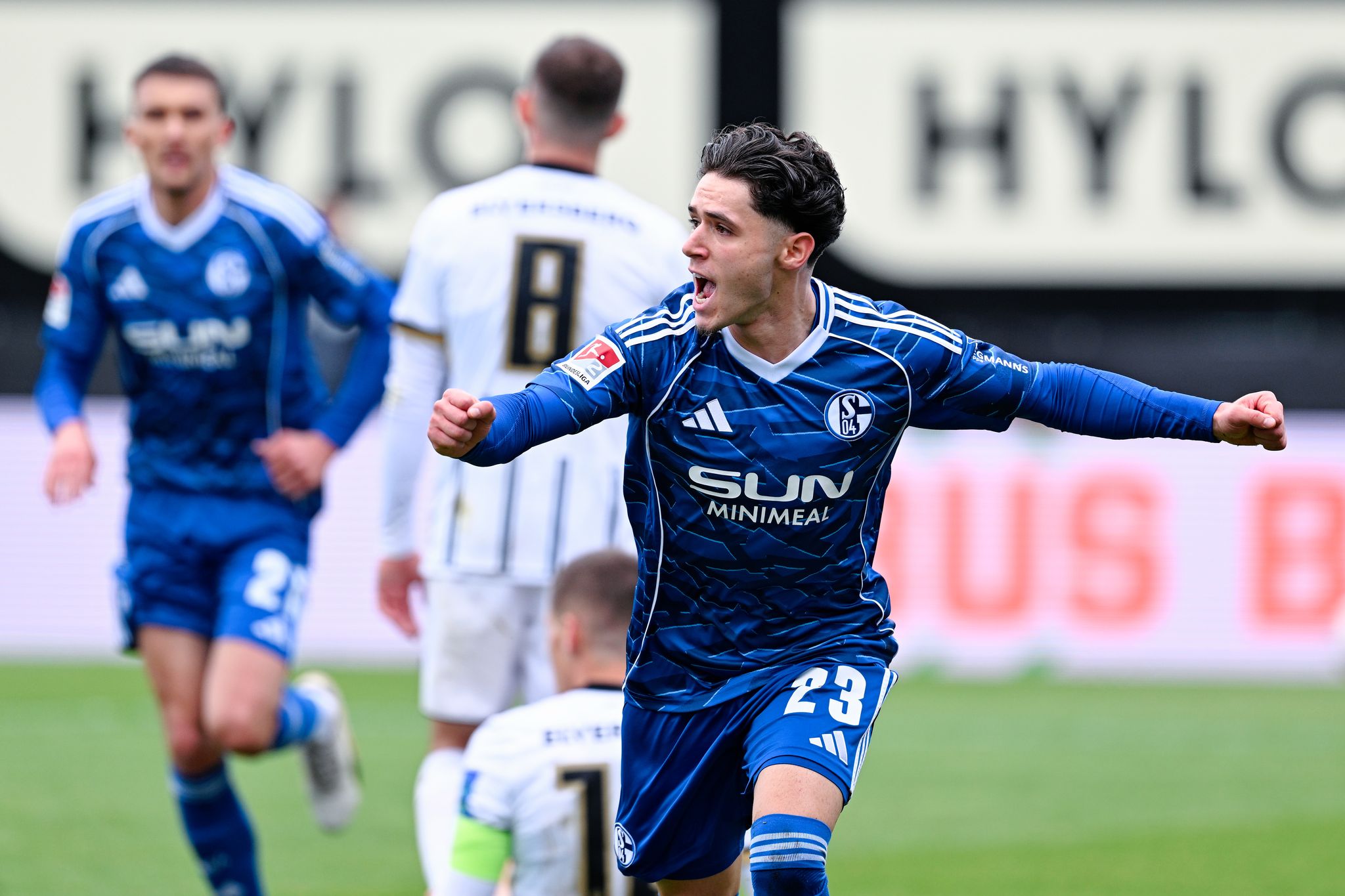 Schalke siegt in Unterzahl in Elversberg.
