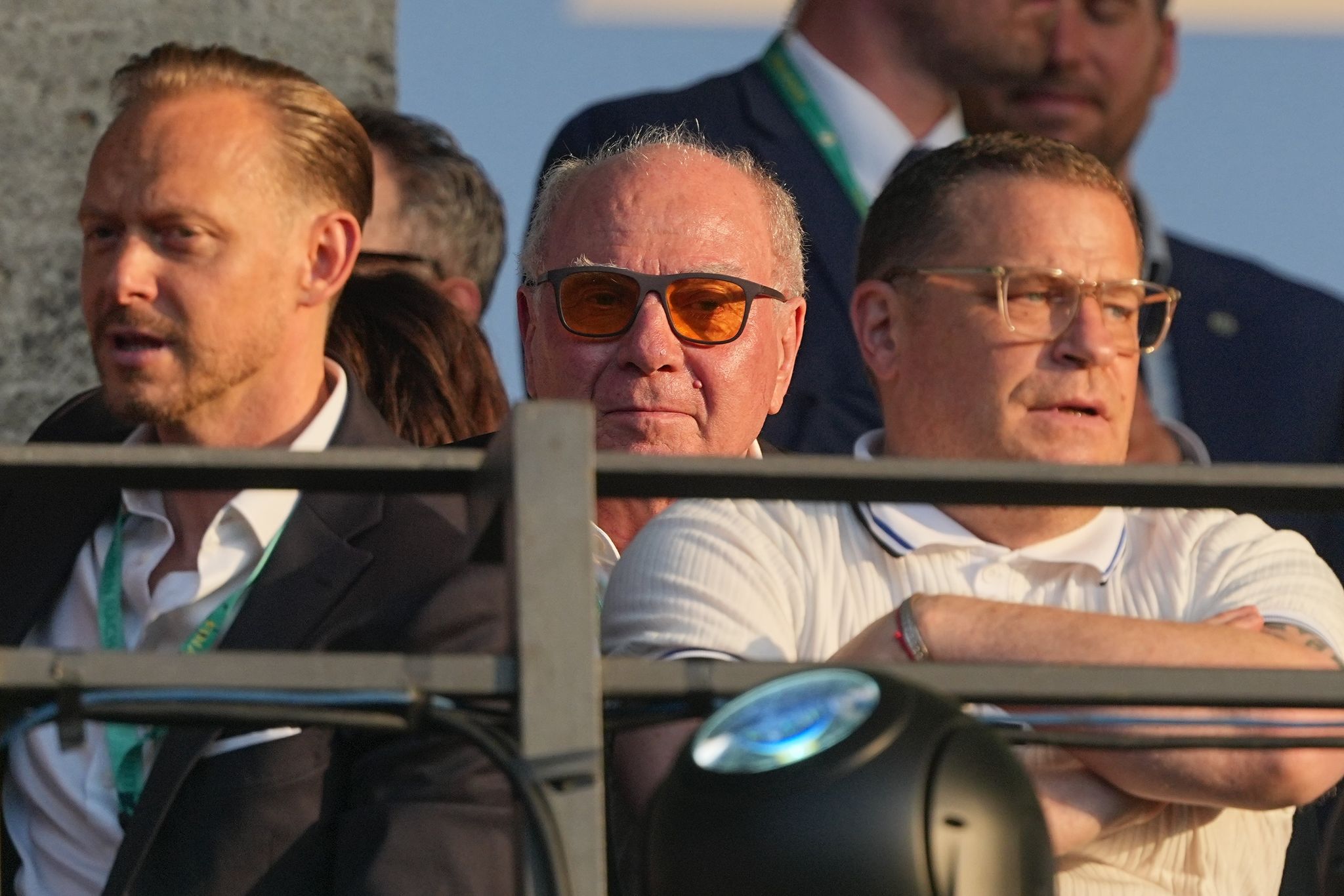 Max Eberl (r) verfolgt das Pokalfinale auf der Tribüne. Links hinter ihm Ehrenpräsident Uli Hoeneß.