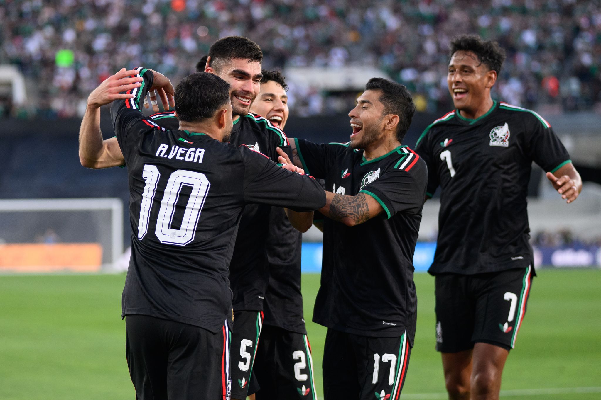 Mexiko bejubelt Johan Vásquez' Siegtreffer gegen Australien.