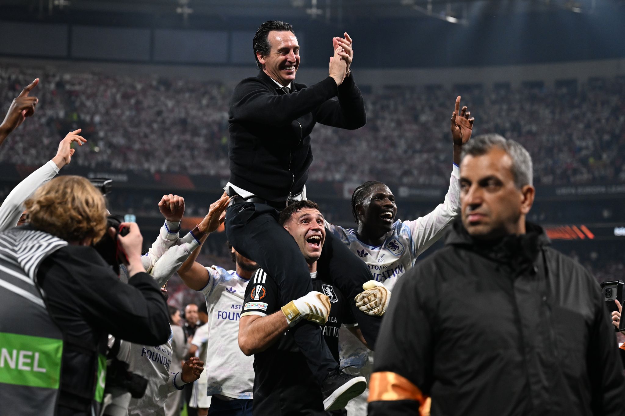 Aston Villas Torwart Emiliano Martínez trägt nach dem Finalsieg gegen den SC Freiburg seinen Trainer Unai Emery auf den Schultern.
