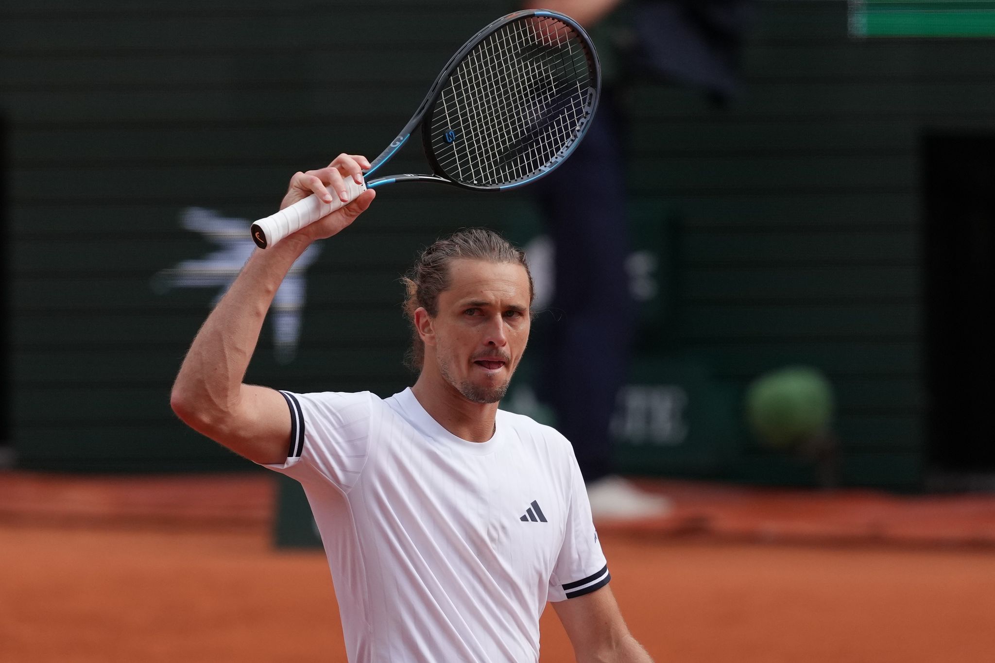 Alexander Zverev reagiert auf seinen Achtelfinalsieg.