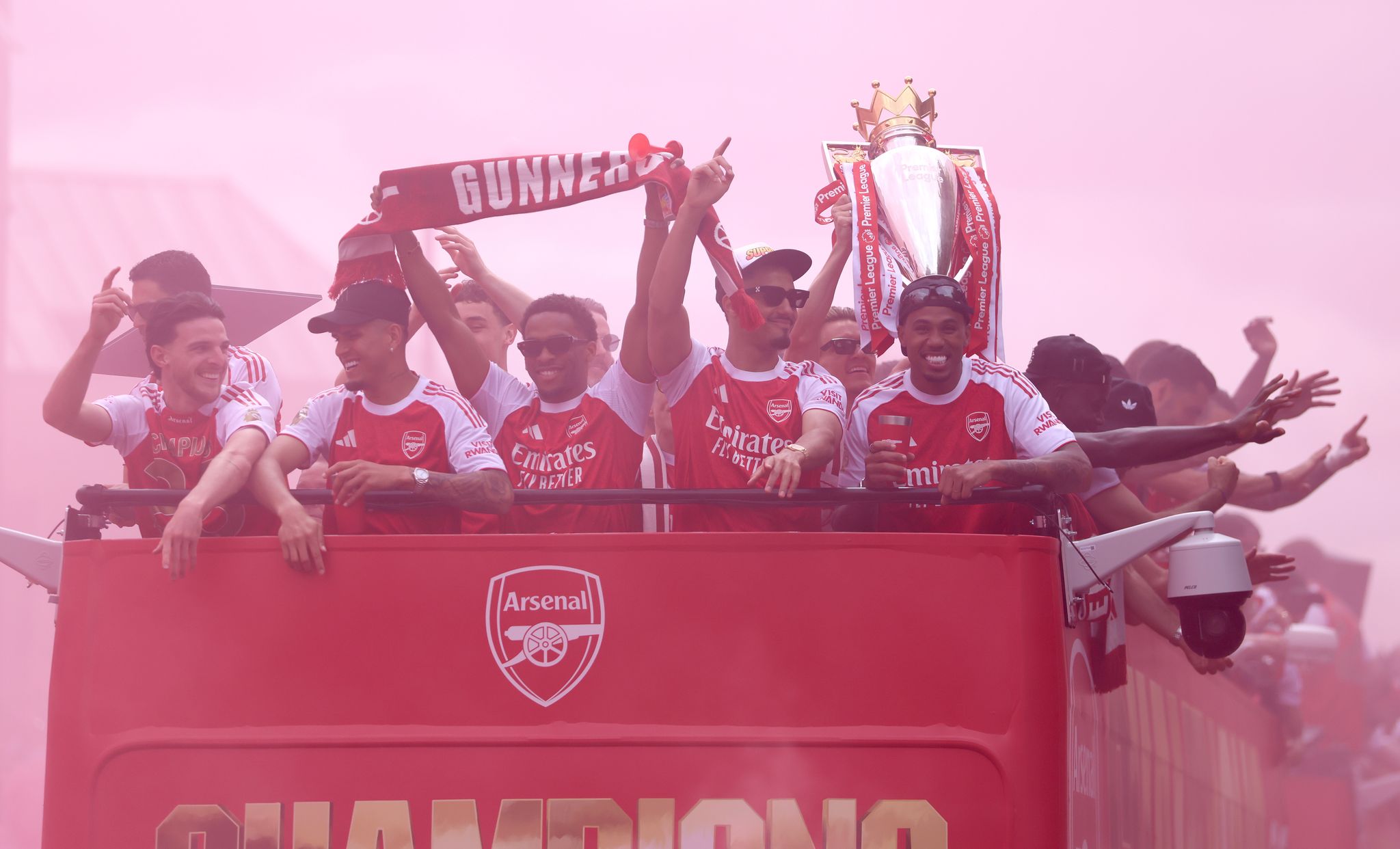 Die Spieler des FC Arsenal genießen den Trubel.