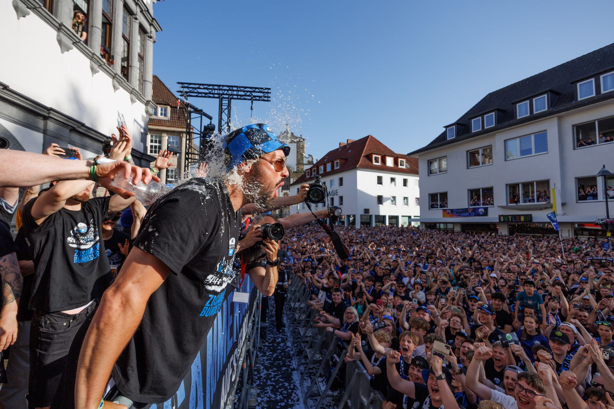 Der SC Paderborn feiert auch am Tag nach dem Aufstieg ausgelassen.