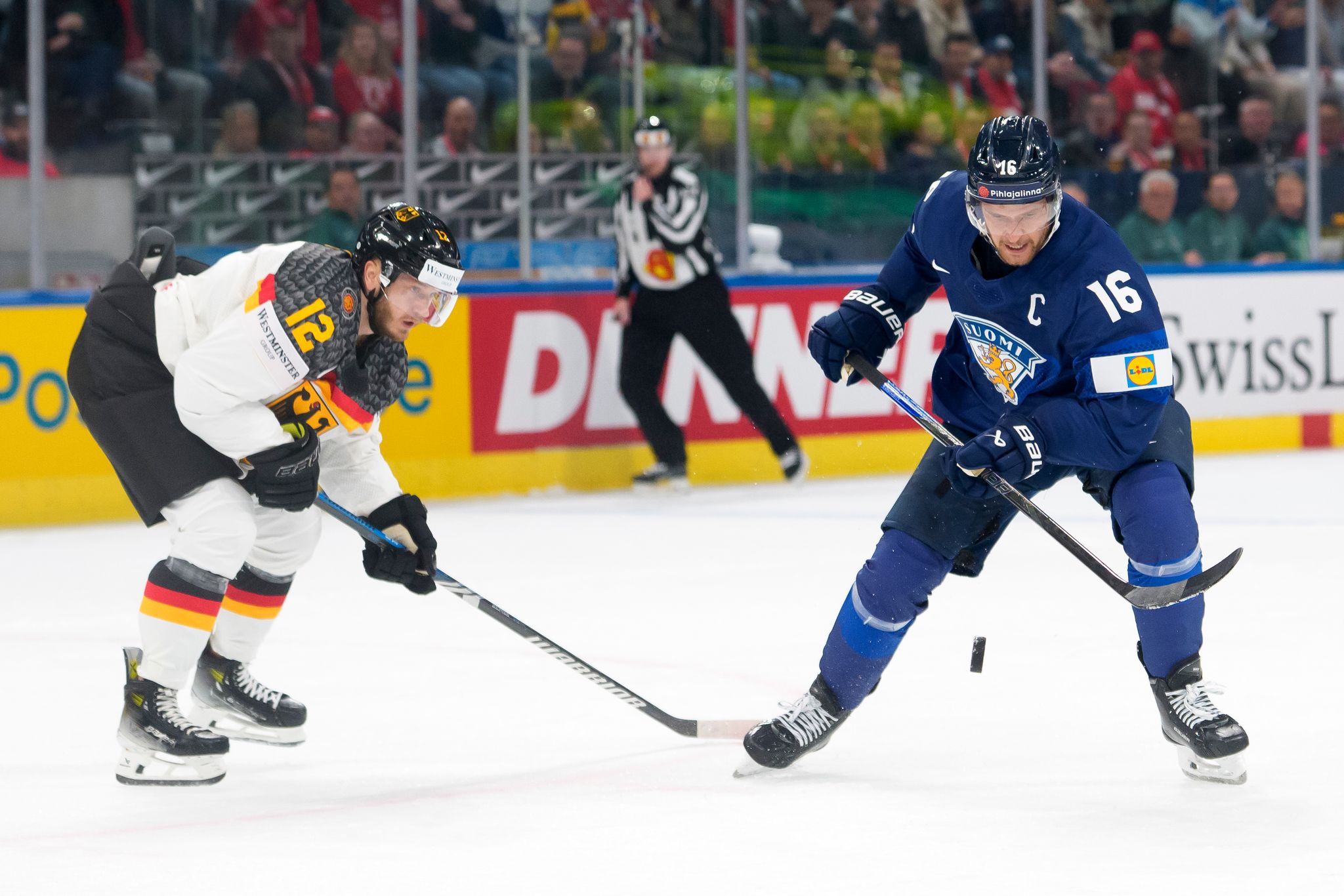 Deutschland mit Abwehrspieler Eric Mik kämpft gegen Lettland um den Viertelfinal-Einzug.