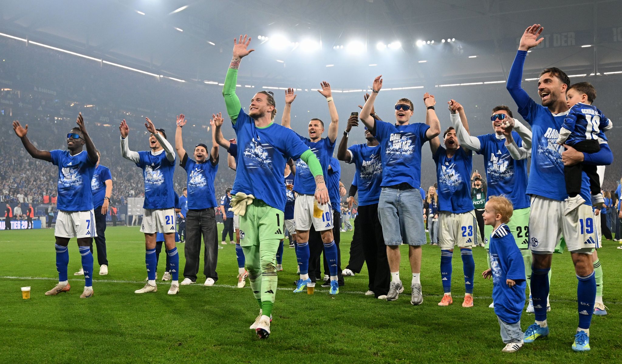 Grenzenloser Jubel bei Bundesliga-Rückkehrer FC Schalke 04.