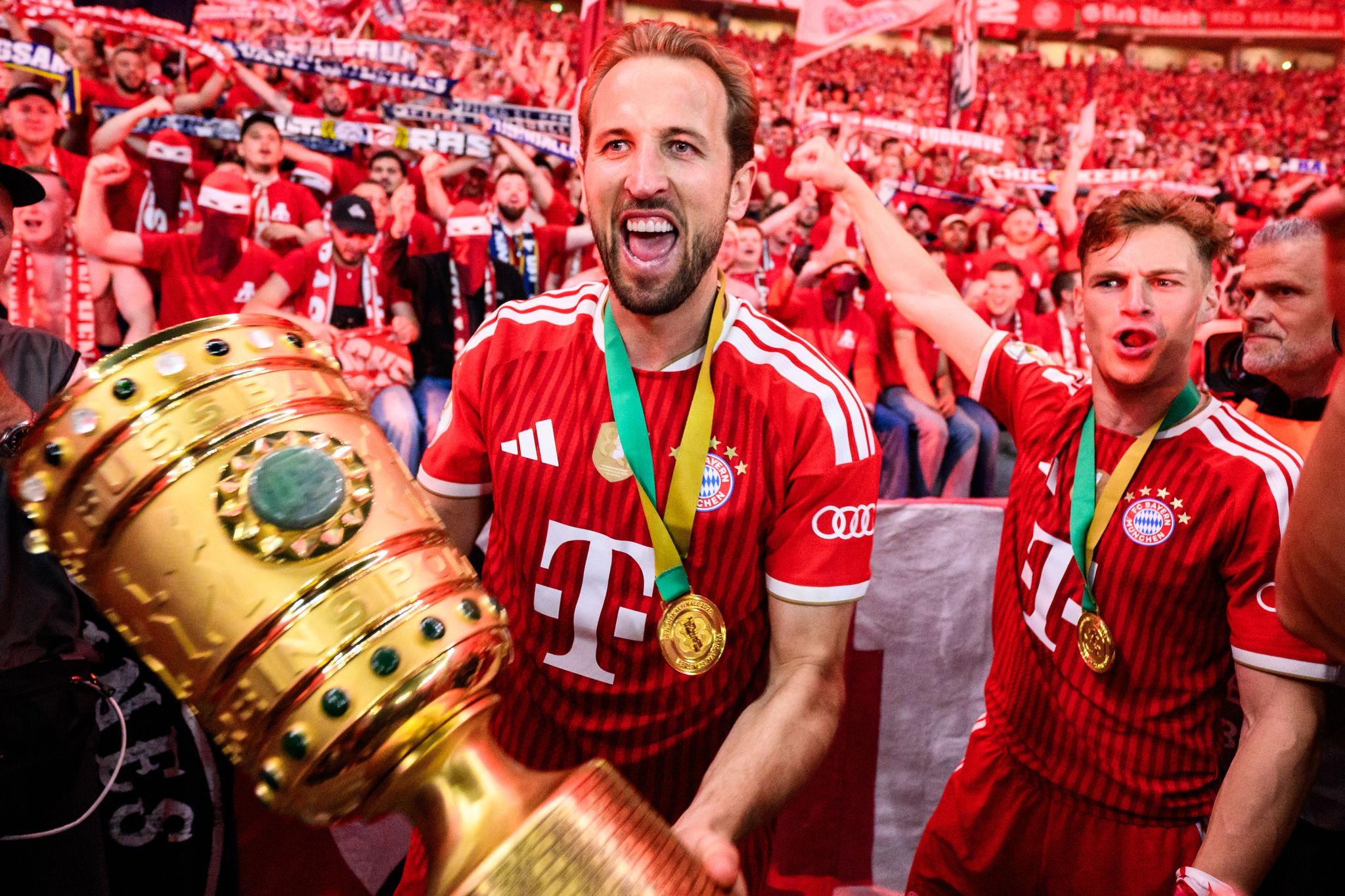 Harry Kane jubelt mit dem DFB-Pokal.