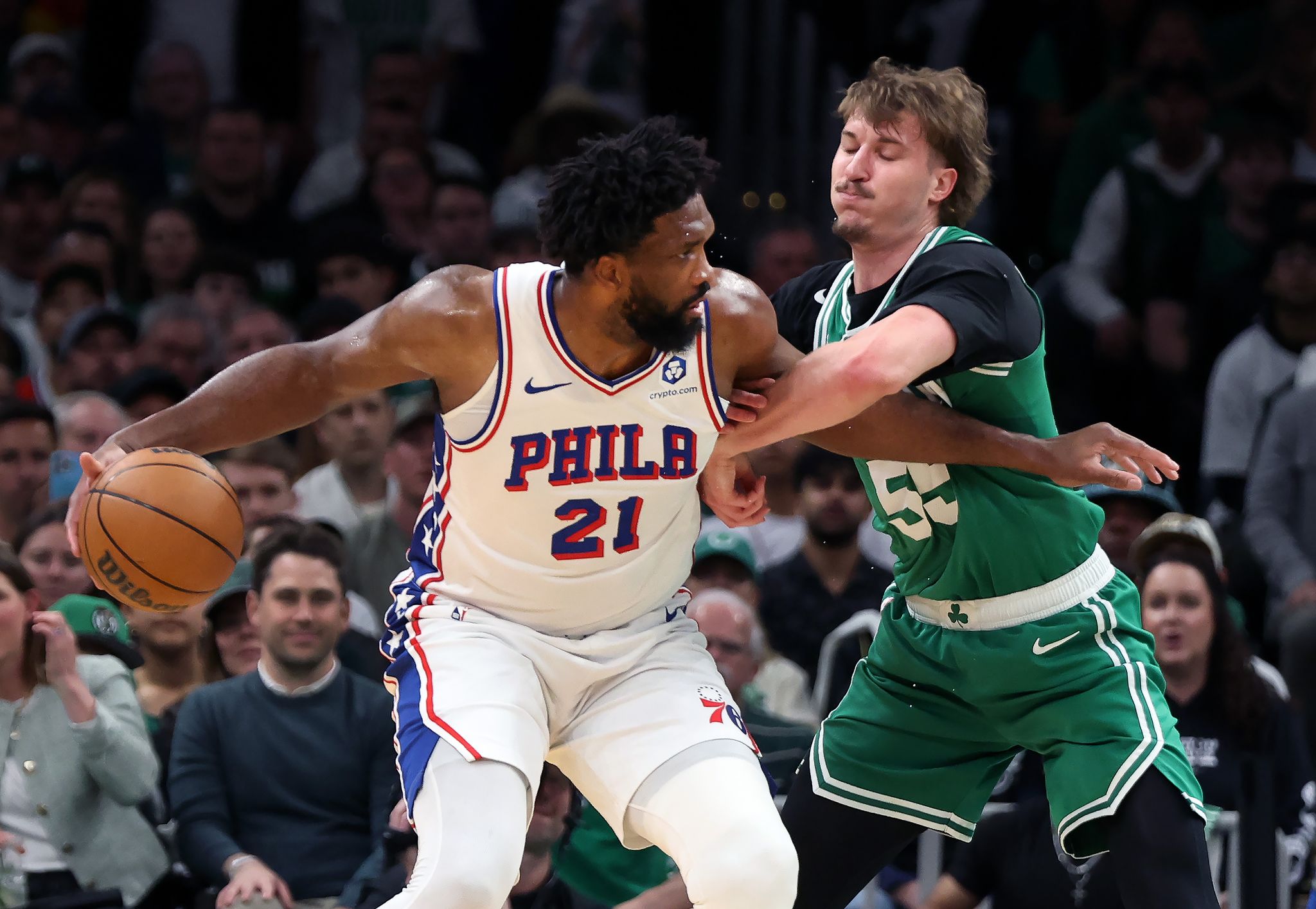 Joel Embiid (links) warf mit den 76ers die Celtics aus den Playoffs.
