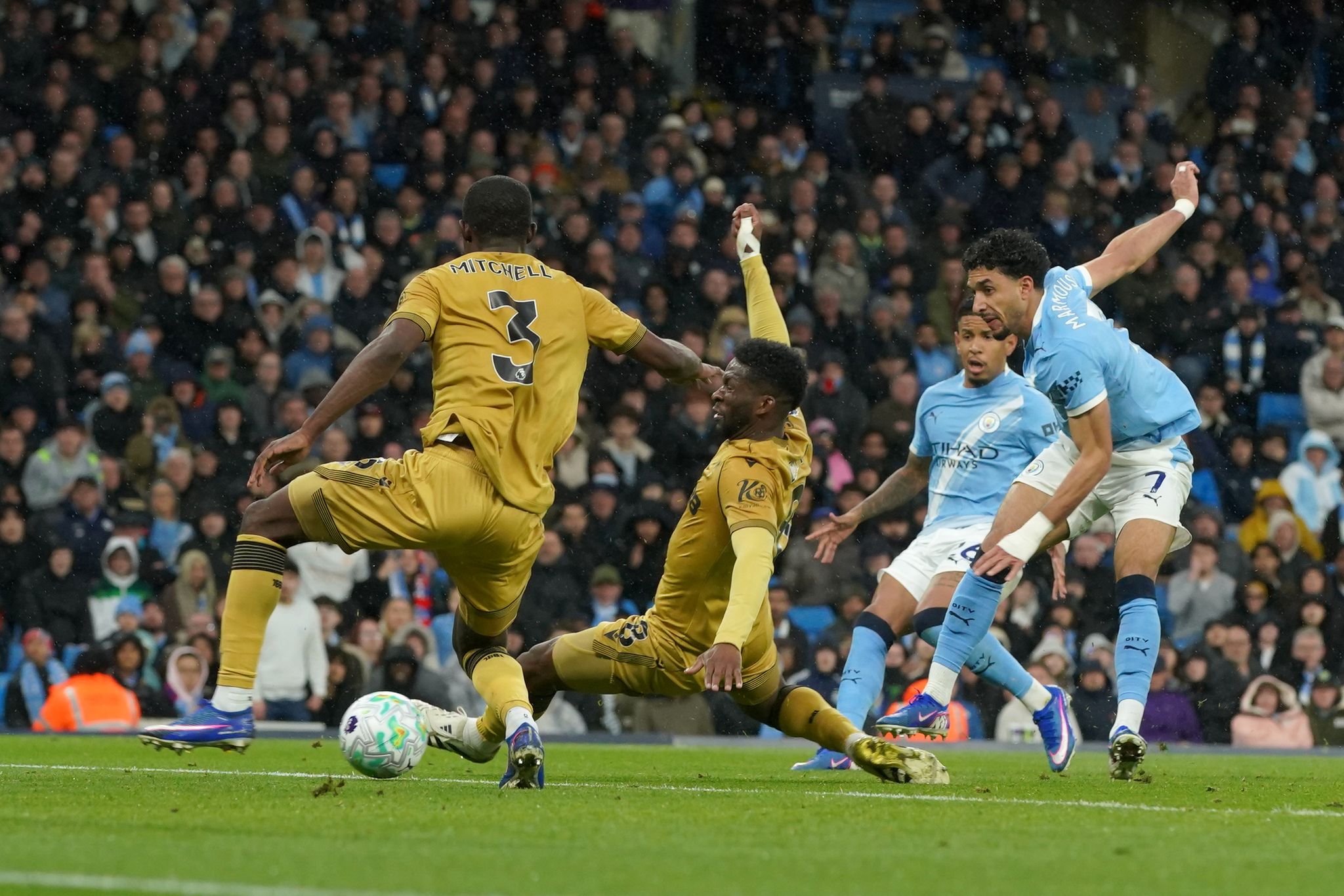 Omar Marmoush (r) von Manchester City erzielt das 2:0.