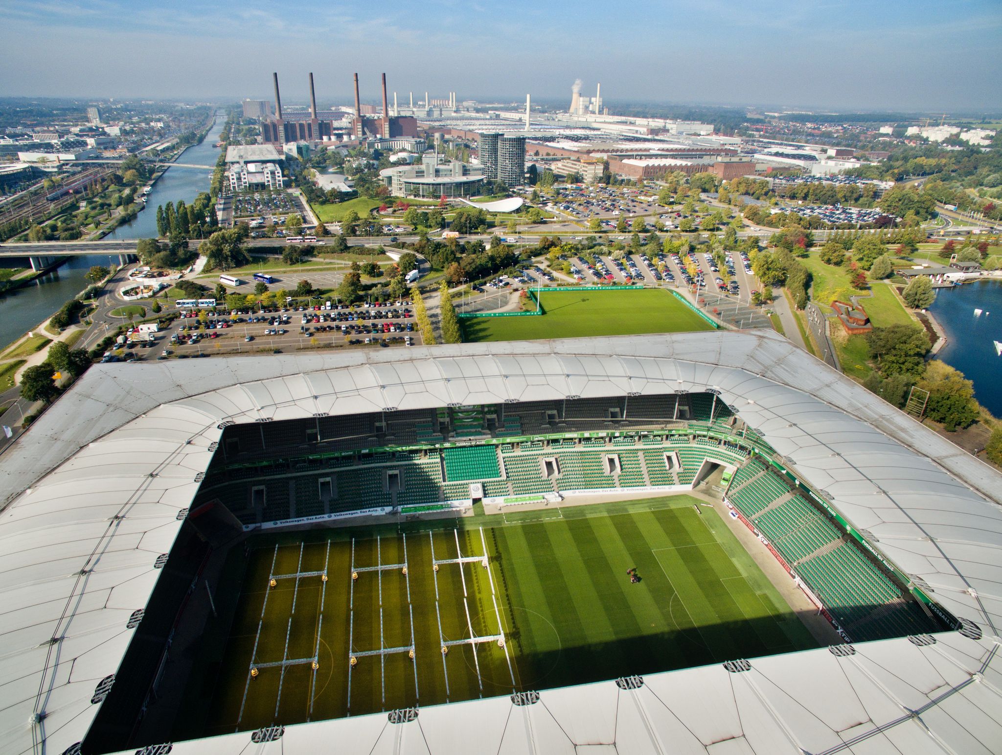 Die VW-Stadt Wolfsburg: im Vordergrund die Volkswagen-Arena