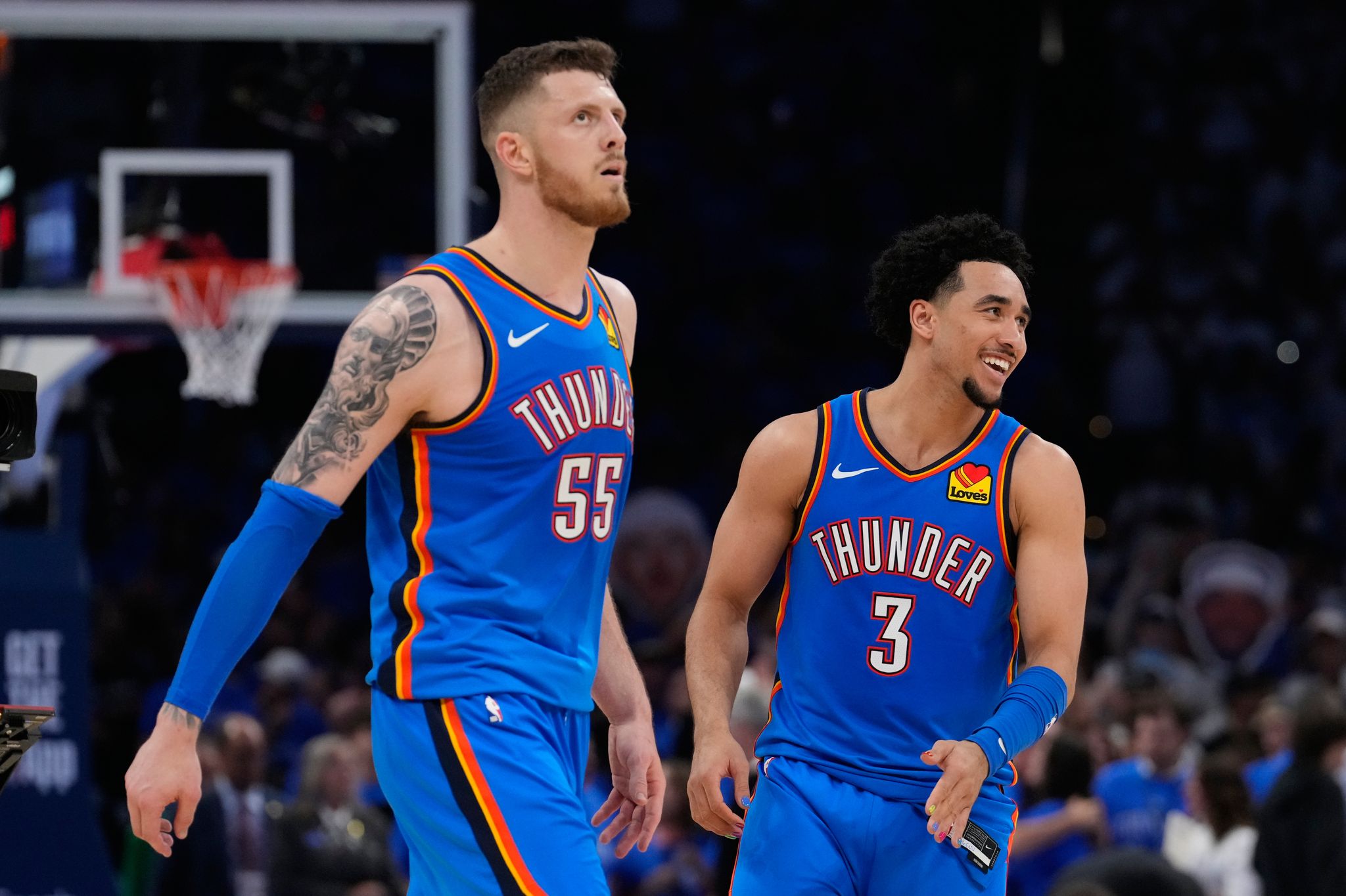 Isaiah Hartenstein (l) überzeugte beim Sieg gegen die San Antonio Spurs.